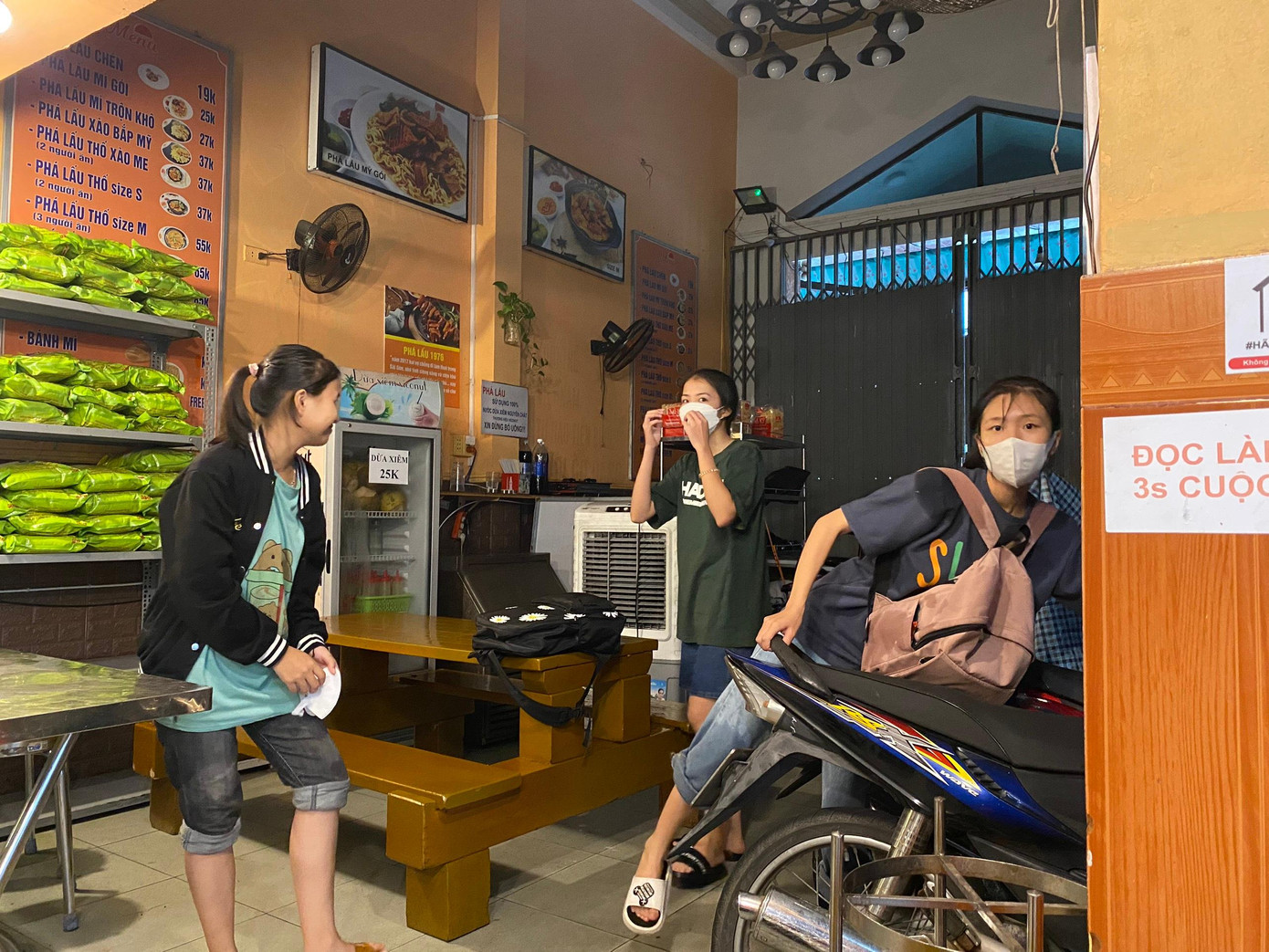 Những sinh viên ở trọ đến "ở ké" tránh bão tại nhà anh Phạm Thế Phương.