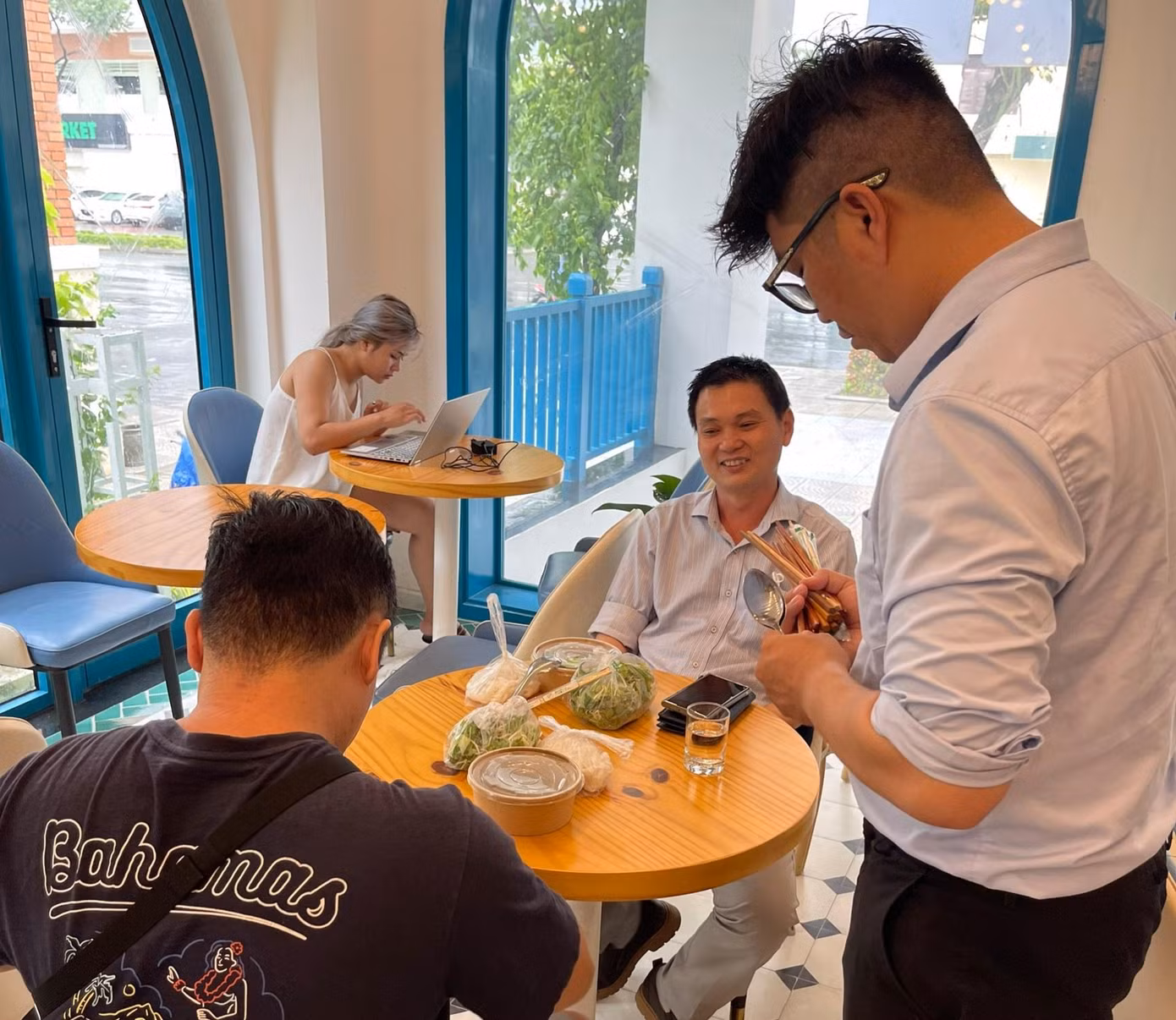 Ngoài chỗ ở, du khách còn được hỗ trợ ăn uống trong thời gian lưu lại Đà Nẵng.