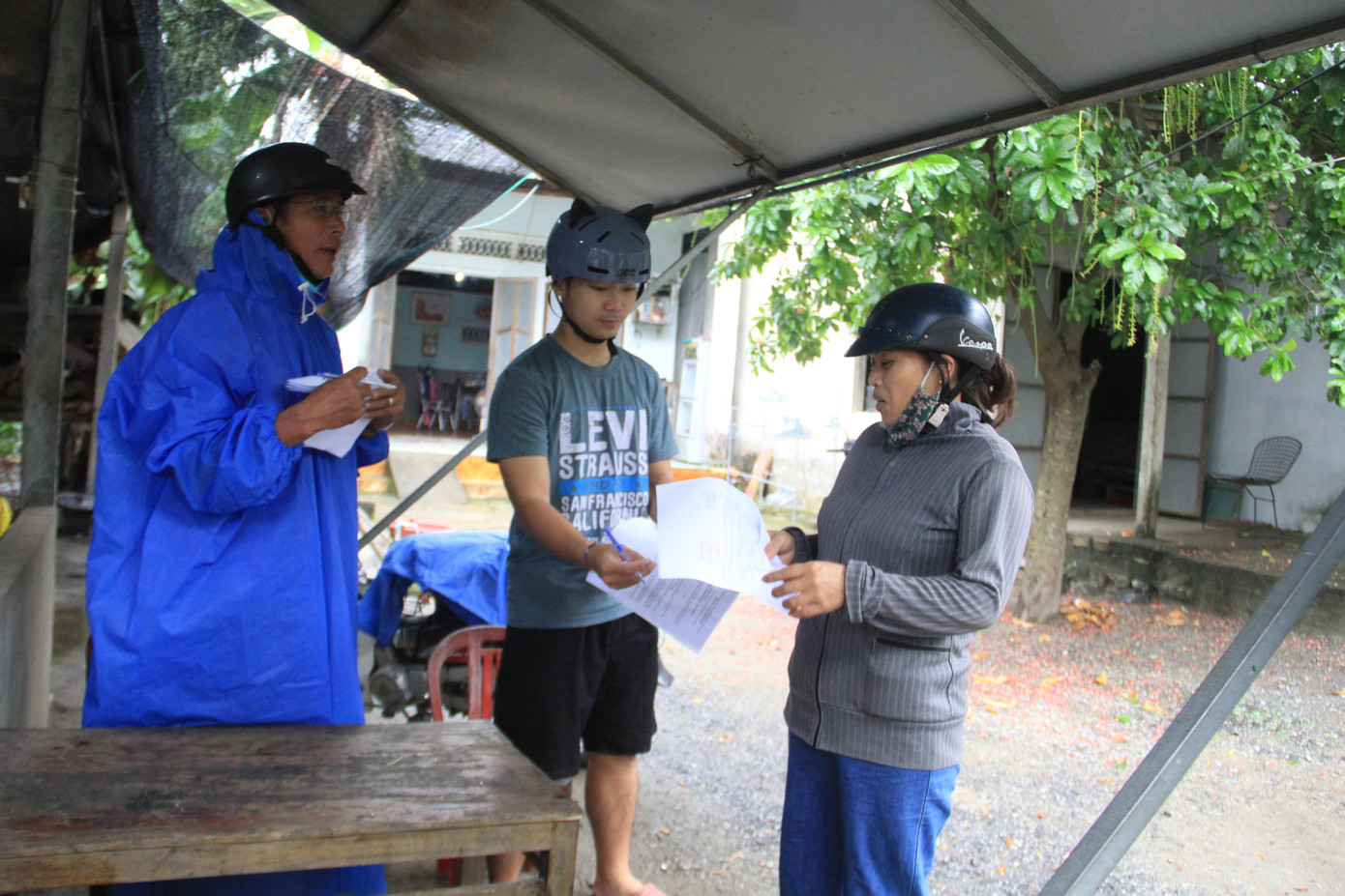 “Bão lớn, sợ lắm chứ nên tới giờ đi là bà con tụi tui đi thôi”, chị Đặng Thị Xuân nói.