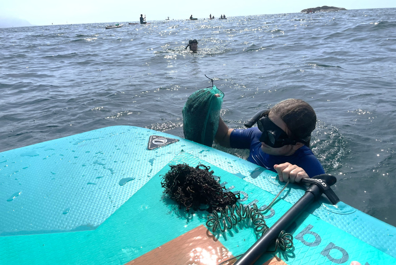 Những túi lưới ma được vớt lên từ khu vực biển Hòn Sụp. Những túi lưới ma được vớt lên từ khu vực biển Hòn Sụp.