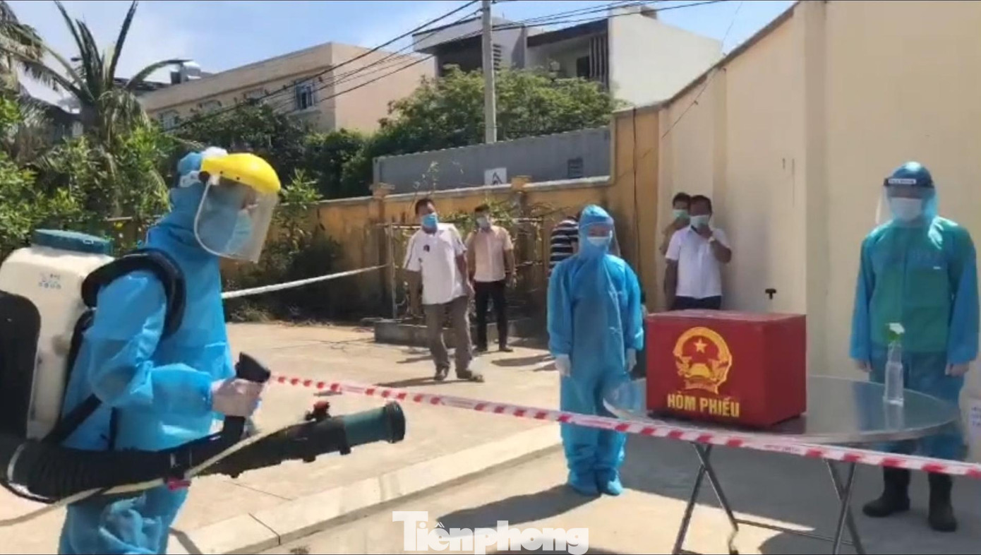 Ông cũng cho biết thêm, kết thúc buổi bầu cử, lực lượng chức năng sẽ tiến hành phun khử khuẩn toàn bộ khu vực.