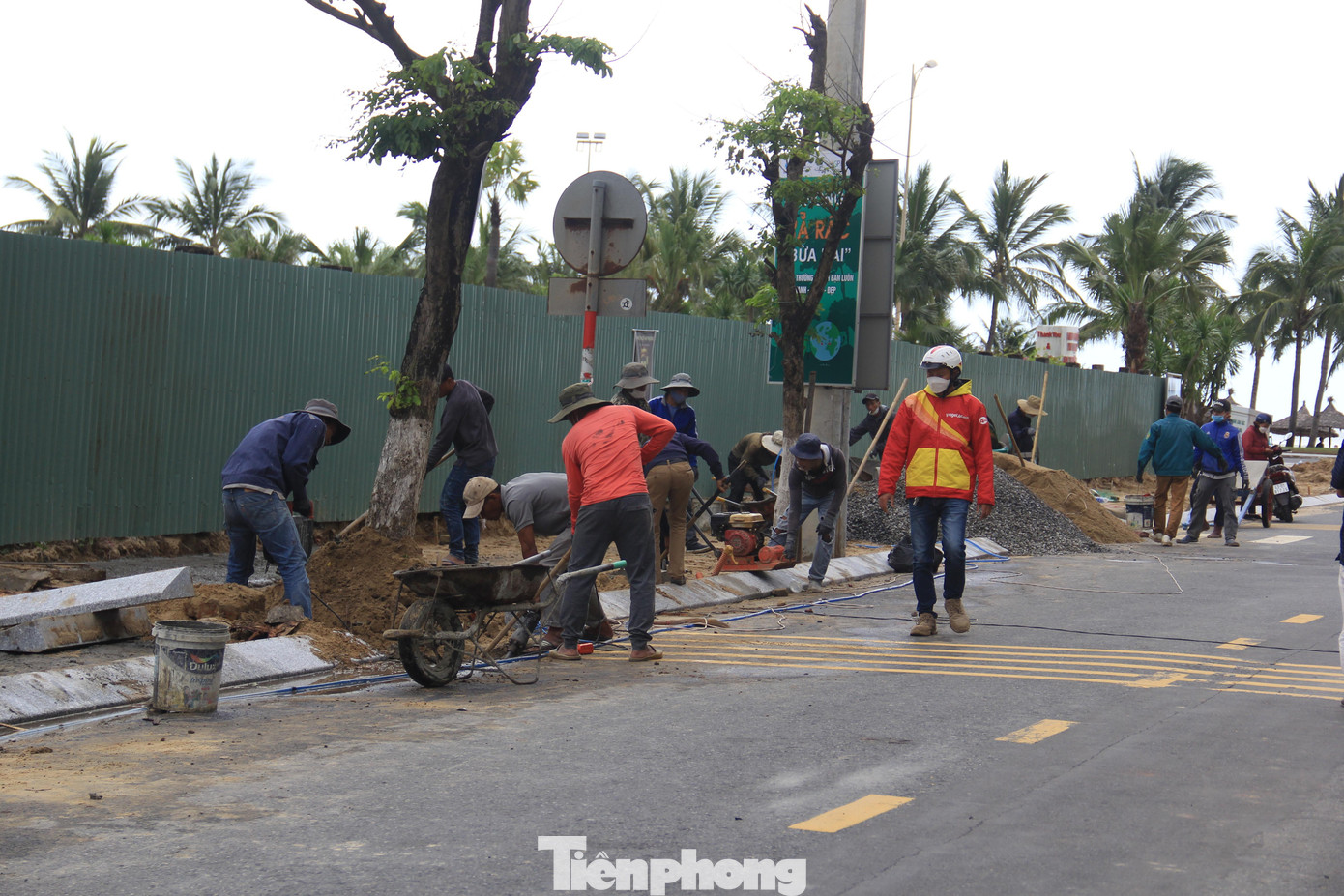 Tại các tuyến đường Trần Bạch Đằng, An Thượng 2, Hoàng Kế Viêm, Ngô Thì Sĩ... hệ thống điện sinh hoạt và chiếu sáng, viễn thông được hạ ngầm. Tại các tuyến đường Trần Bạch Đằng, An Thượng 2, Hoàng Kế Viêm, Ngô Thì Sĩ... hệ thống điện sinh hoạt và chiếu sáng, viễn thông được hạ ngầm.