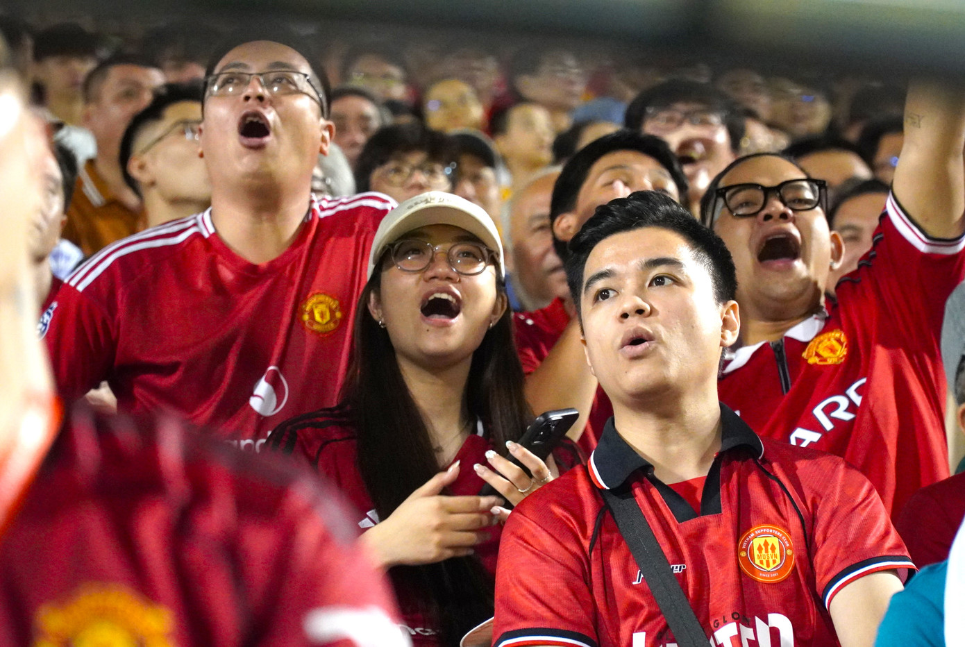 Nhiều người hâm mộ đội bóng MU đã bỏ rất nhiều thời gian, tiền bạc đến Đà Nẵng gặp các huyền thoại.