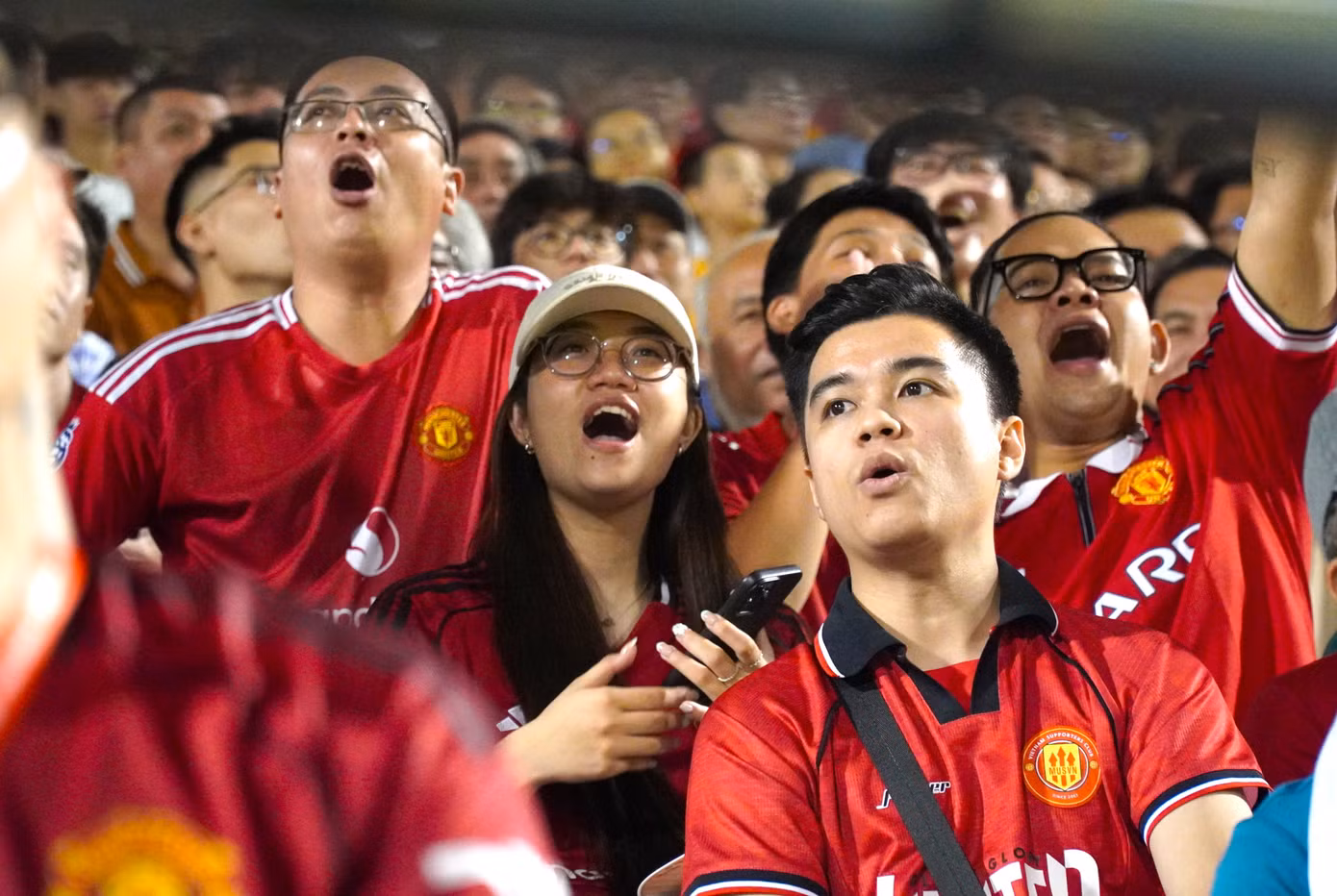 Nhiều người hâm mộ đội bóng MU đã bỏ rất nhiều thời gian, tiền bạc đến Đà Nẵng gặp các huyền thoại.