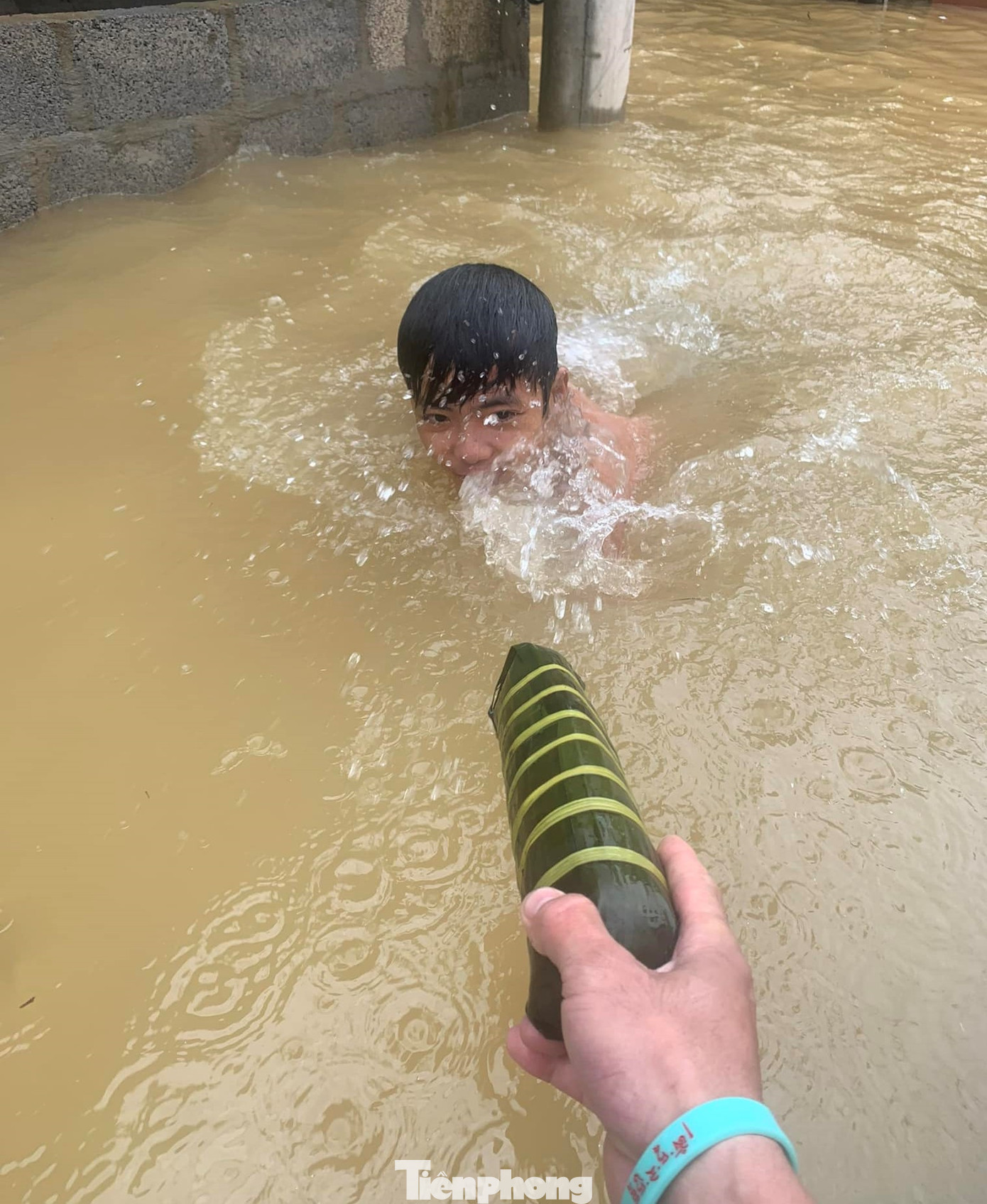 Người dân vùng lũ Lệ Thủy (Quảng Bình) nhận bánh tét từ đoàn cứu trợ Chuyến xe vạn tình 0 đồng (Đà Nẵng) thay vì mì tôm. Ảnh: Ngọc Thanh. Người dân vùng lũ Lệ Thủy (Quảng Bình) nhận bánh tét từ đoàn cứu trợ Chuyến xe vạn tình 0 đồng (Đà Nẵng) thay vì mì tôm. Ảnh: Ngọc Thanh.