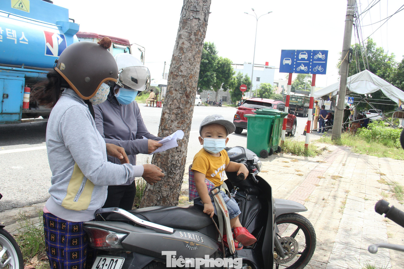 Ghi nhận tại chốt kiểm soát cửa ô Hòa Phước (huyện Hòa Vang), người dân xin ra khỏi thành phố hầu hết là người Quảng Nam. Họ chuẩn bị các loại giấy tờ như Giấy xét nghiệm SARS-CoV-2 có kết quả âm tính bằng phương pháp RT-PCR trong vòng 72 giờ; Giấy xác nhận cư trú tại vùng xanh; Giấy xác nhận tiêm vắc-xin phòng COVID-19…