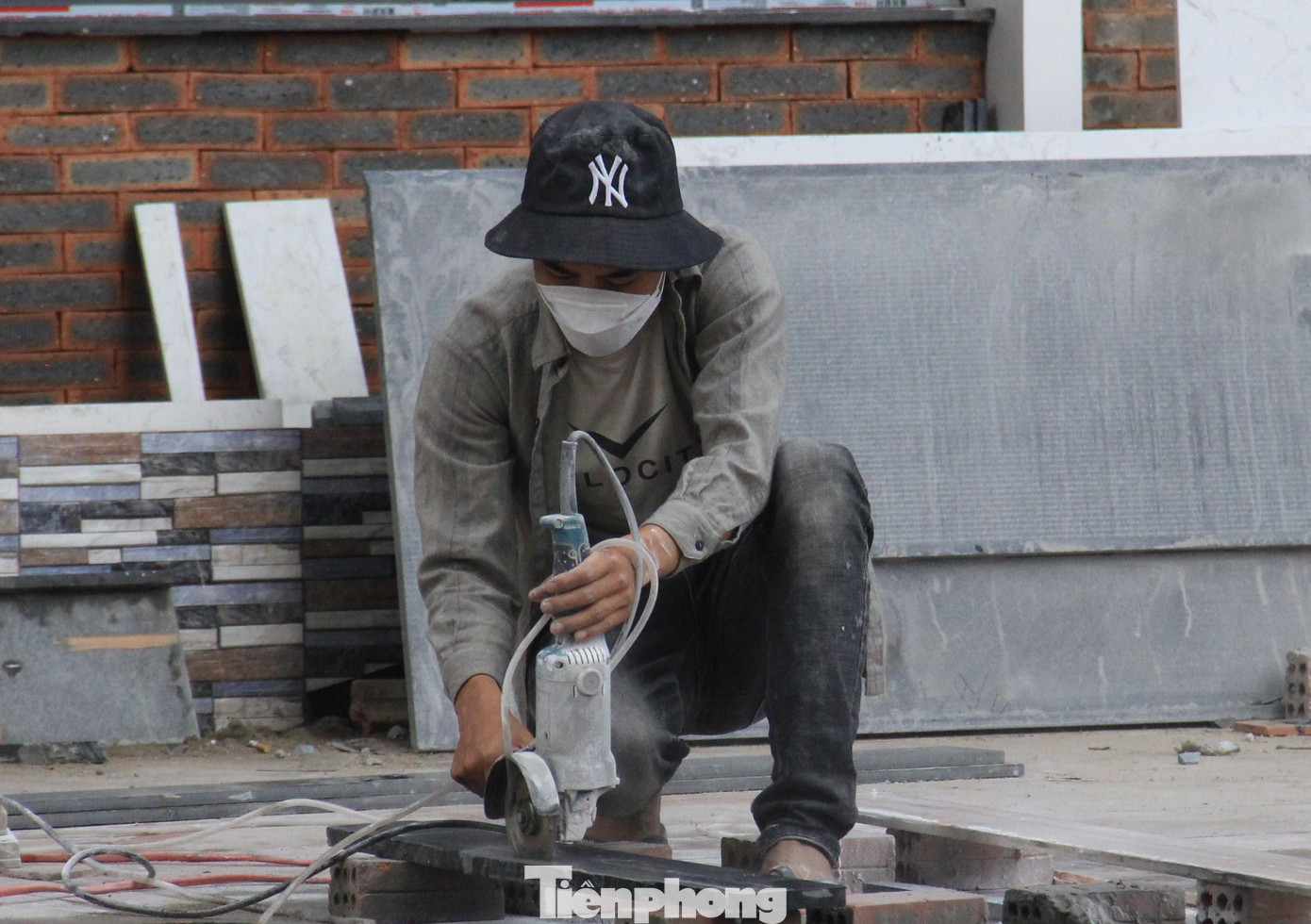 Công nhân thi công tại một cửa hàng ven biển quận Ngũ Hành Sơn. Công nhân thi công tại một cửa hàng ven biển quận Ngũ Hành Sơn.