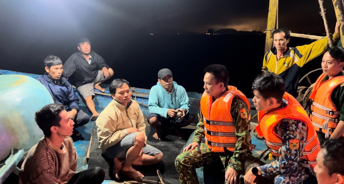 Lực lượng chức năng hiện đang tìm kiếm thuyền viên mất tích và làm rõ vụ việc.