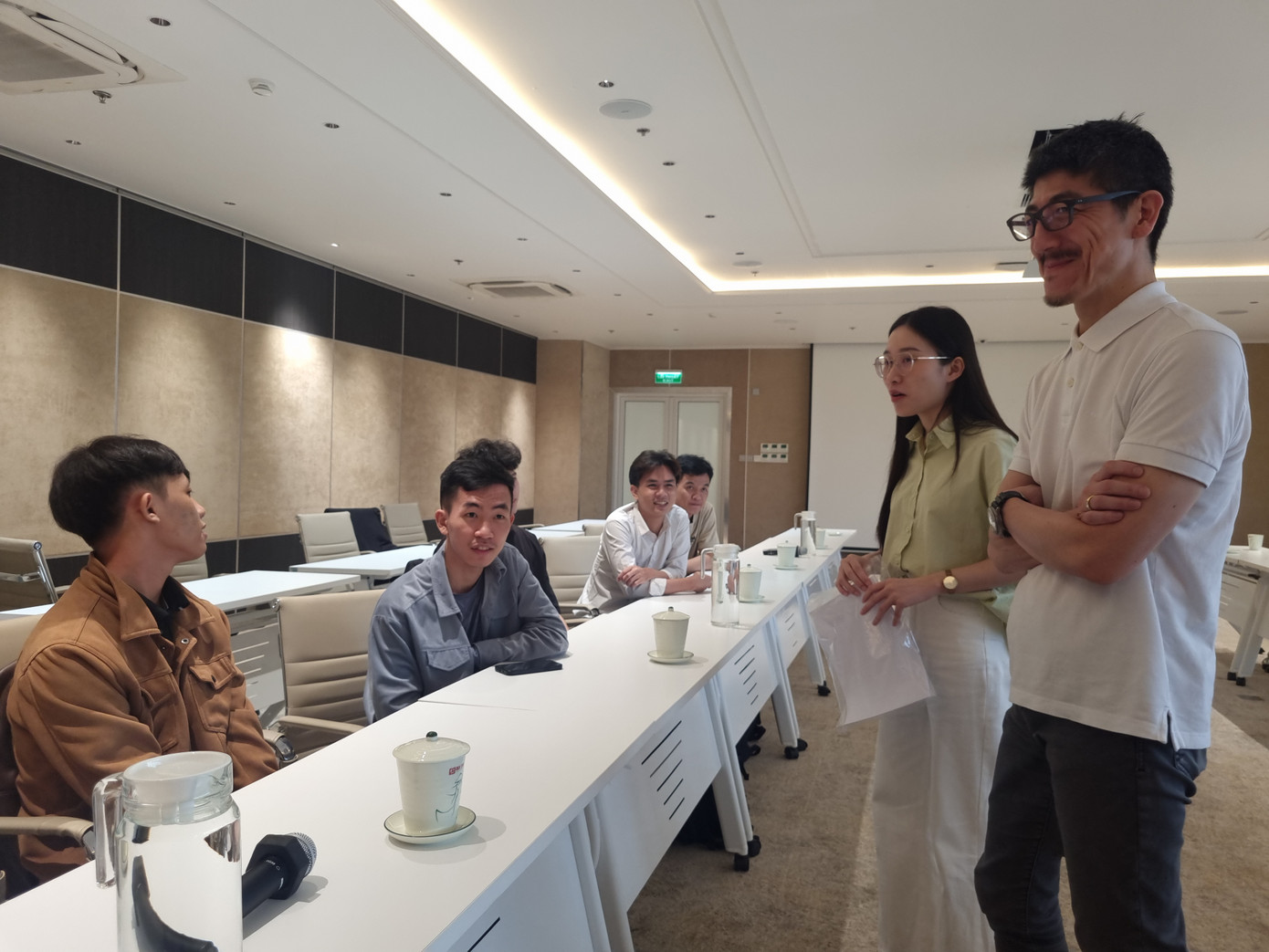 Đại diện doanh nghiệp Nhật bản trao đổi với các sinh viên trường ĐH Duy Tân