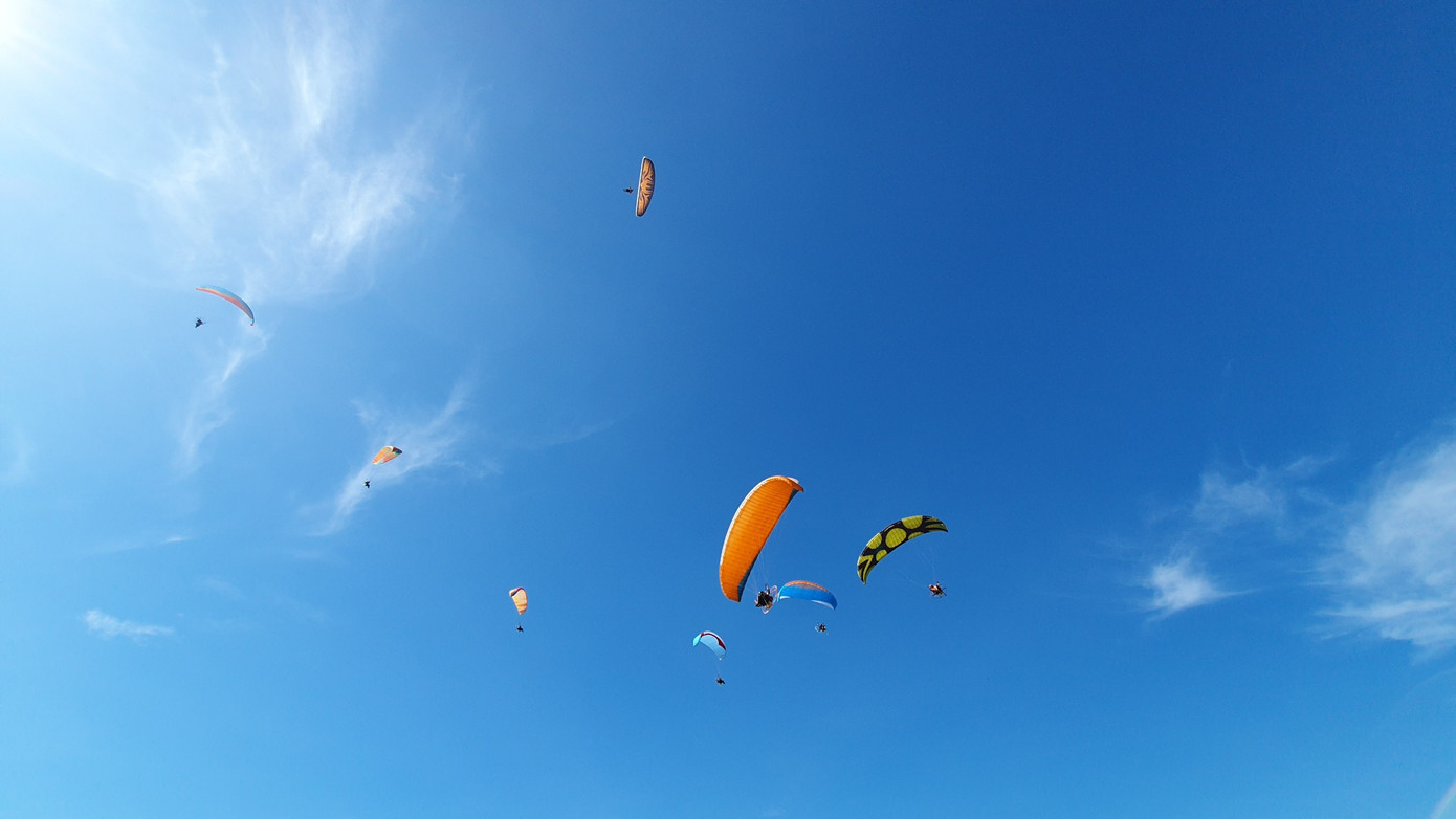 Thời tiết Đà Nẵng những ngày này nắng nhẹ, trong xanh, phía biển không có gió quá lớn nên việc bay dù rất thuận tiện. Thời tiết Đà Nẵng những ngày này nắng nhẹ, trong xanh, phía biển không có gió quá lớn nên việc bay dù rất thuận tiện.