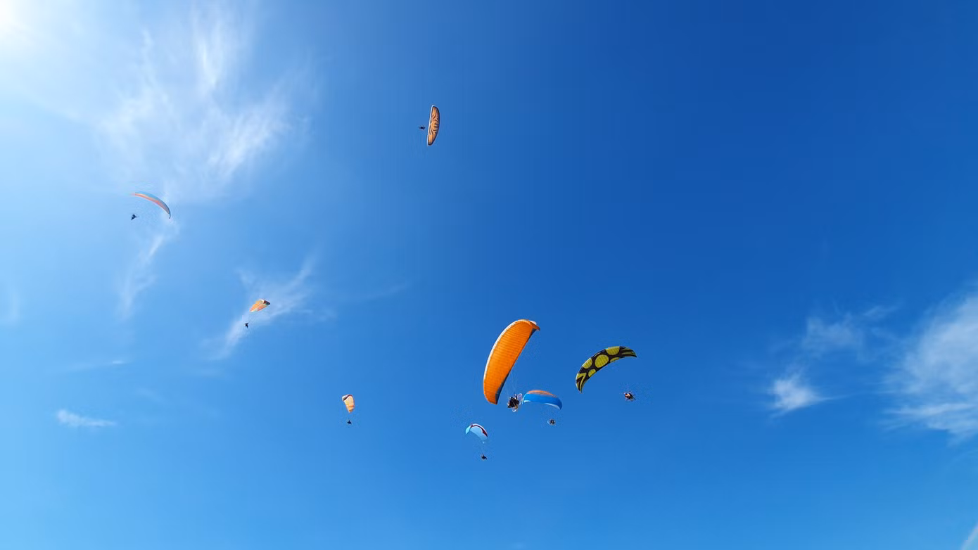 Thời tiết Đà Nẵng những ngày này nắng nhẹ, trong xanh, phía biển không có gió quá lớn nên việc bay dù rất thuận tiện.