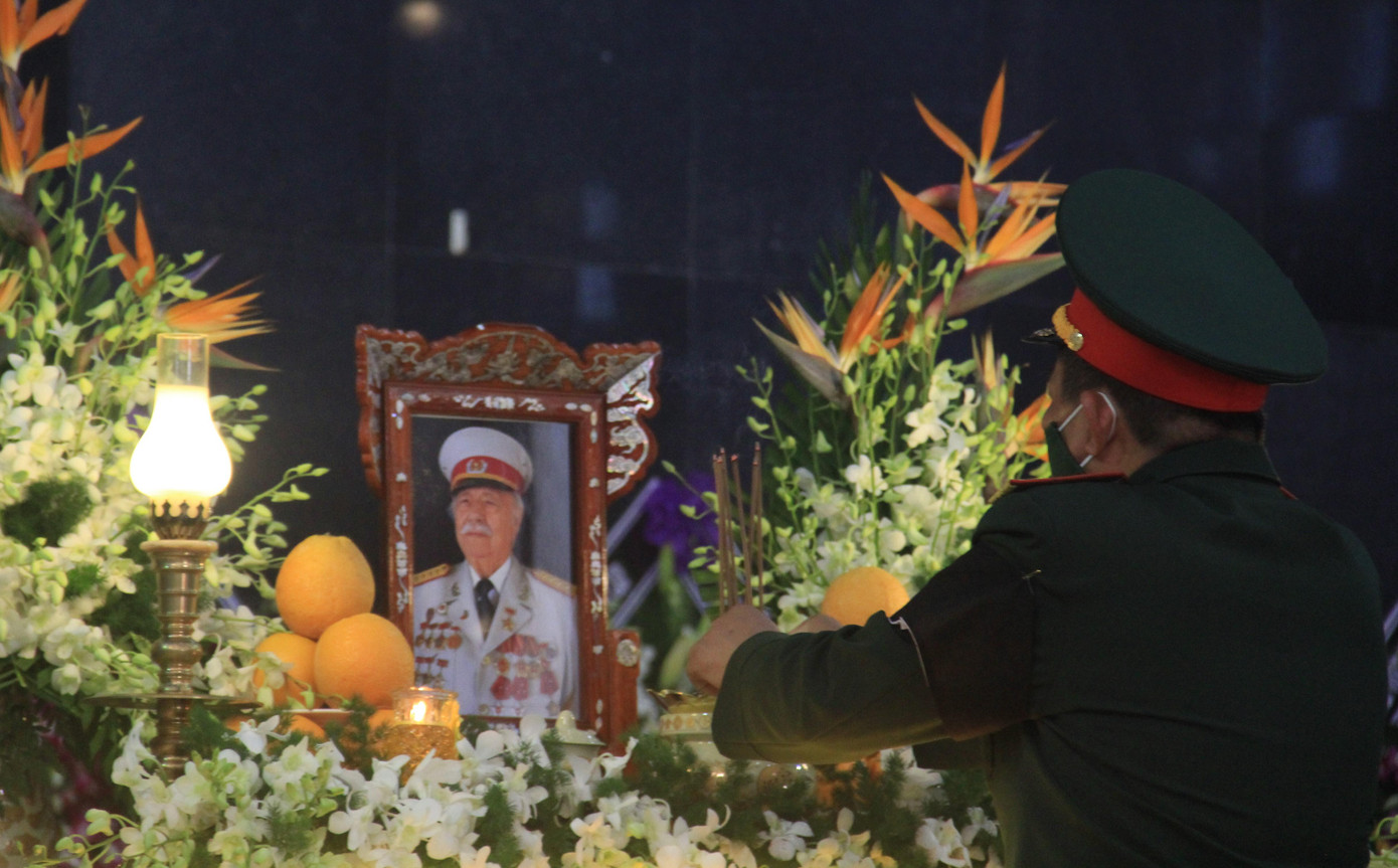 Vào tháng 6/1946, ông trốn khỏi đội quân lê dương Pháp tới vùng tự do ở tỉnh Bình Thuận rồi tham gia lực lượng Việt Minh kháng chiến chống thực dân Pháp xâm lược. Từ đó, ông trở thành người bạn, người đồng chí, đồng đội của nhân dân Việt Nam. Mọi người gọi ông là đồng chí với cái tên Việt Nam rất thân thương, gần gũi: Kostas Nguyễn Văn Lập.