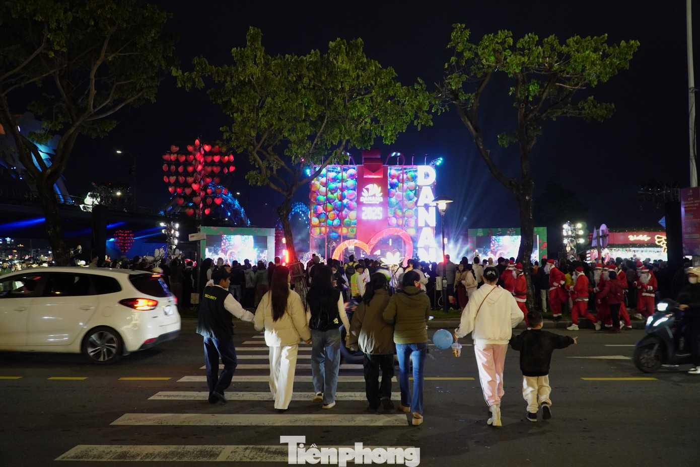 Cả ngàn người đã đổ về sân khấu của chương trình khiến khu vực này đông kín. Ảnh: Thanh Hiền.