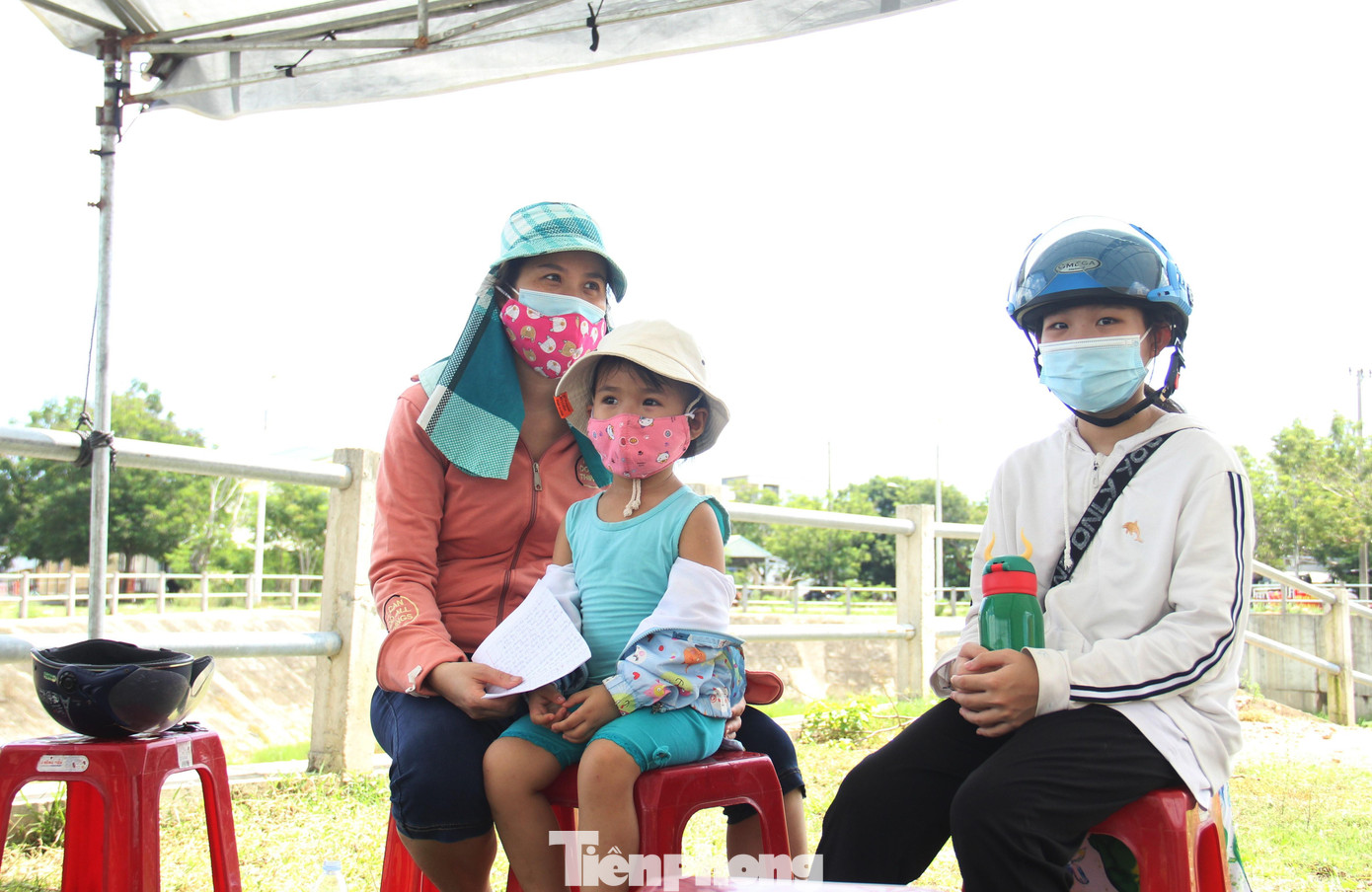 Chị Nguyễn Thanh Vân đưa 2 con ra Đà Nẵng sau nhiều tháng mắc kẹt lại Quảng Nam. Chị cho hay trong thời gian chưa về lại thành phố, con gái lớn của chị cũng học online với các bạn. Lần này ra Đà Nẵng, chị sẽ ổn định lại cuộc sống, hy vọng các con sẽ được tới trường học trực tiếp.