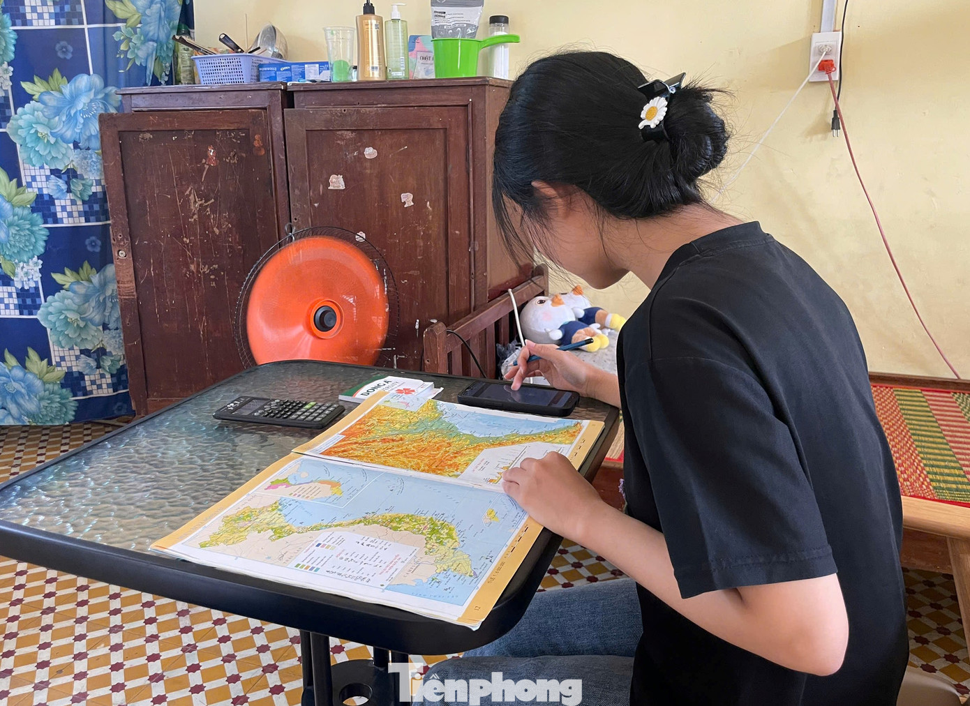 Em Huỳnh Thị Bạn (Làng Hy Vọng) năm nay có hai nguyện vọng vào ngành Kế toán và Ngôn ngữ Nhật. Ảnh: Nam Hoàng. Em Huỳnh Thị Bạn (Làng Hy Vọng) năm nay có hai nguyện vọng vào ngành Kế toán và Ngôn ngữ Nhật. Ảnh: Nam Hoàng.