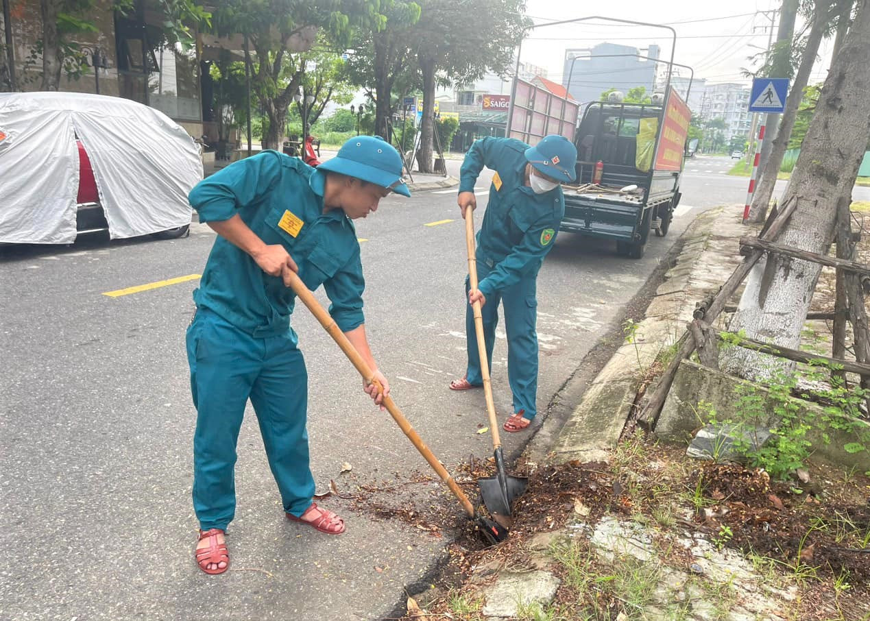 Trong khi đó, tại quận Sơn Trà, nhiều tuyến đường cũng được vệ sinh, dọn dẹp. Lực lượng chức năng tháo dỡ những vật cản đường thoát nước.
