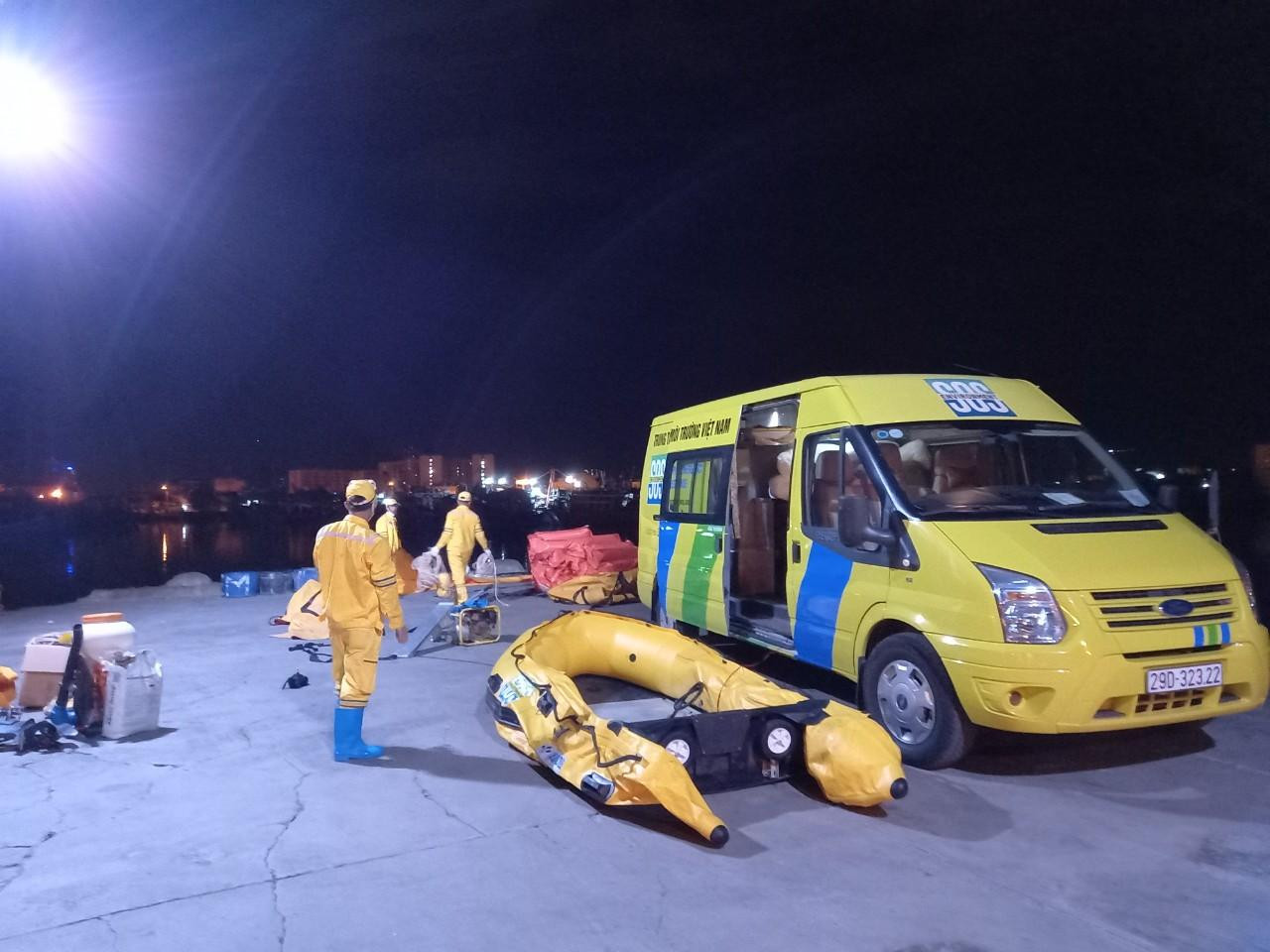 Mới đây, tiếp tục có thêm hai tàu cá của ngư dân quận Thanh Khê (Đà Nẵng) chìm do bị ngập nước. “Biết tin tàu chìm nhưng mất gần cả ngày trời ngư dân vẫn không được vào cảng. Vì xin giấy ở phường thì phường cấp, nhưng tới chốt nơi cảng cá tọa lạc thì không được vào do đang phong tỏa”, ông nói. Trong ảnh: Lực lượng chức năng triển khai các biện pháp chống tràn dầu từ tàu chìm tại cảng cá Thọ Quang.