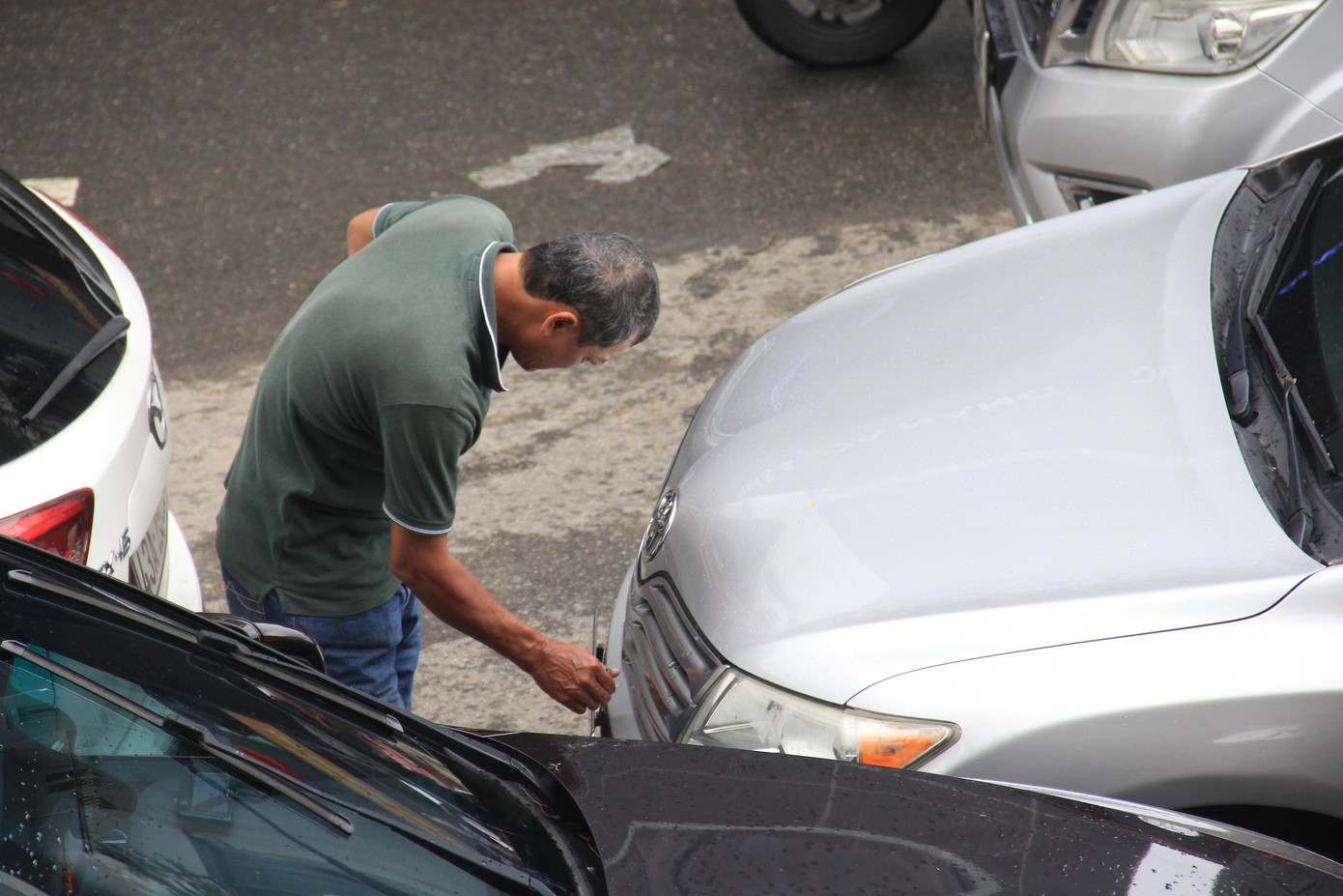 Nhiều chủ xe bất lực nhìn những chiếc xe nằm im trên đường, phần vì lo thiệt hại tài sản, phần vì lo lắng không gọi được thợ sửa xe hay cứu hộ xe.