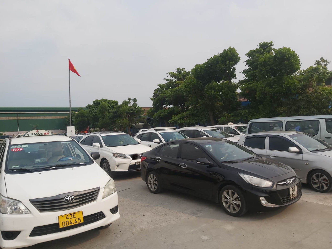 Trong khi đó, tại Trung tâm đăng kiểm xe cơ giới 43-02S (xã Hòa Châu, huyện Hòa Vang) cũng nườm nượp xe đổ về. Các tài xế phải chờ đợi rất lâu mới có thể vào kiểm định. Trong khi đó, tại Trung tâm đăng kiểm xe cơ giới 43-02S (xã Hòa Châu, huyện Hòa Vang) cũng nườm nượp xe đổ về. Các tài xế phải chờ đợi rất lâu mới có thể vào kiểm định.