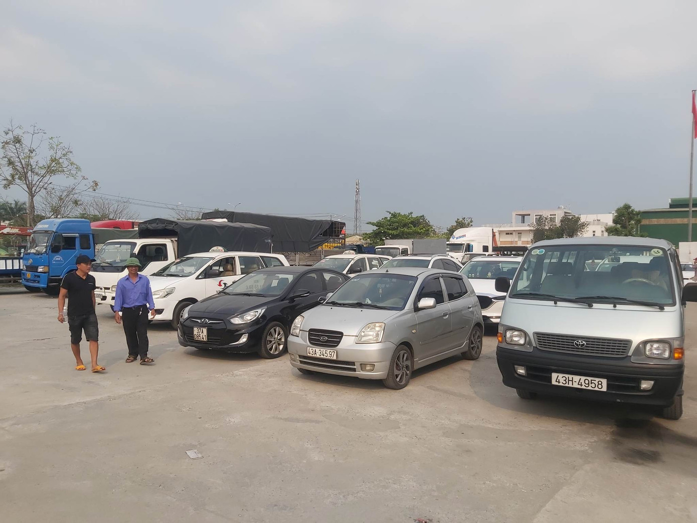 Anh Trần Huy (quận Ngũ Hành Sơn) cho hay ngày đầu anh tới 7h sáng nhưng đã hết số nên phải quay về. Rút kinh nghiệm, hôm sau anh tới 4 giờ sáng xếp hàng mới lấy được số. Đợi tới gần 10h thì được gọi đưa xe vào. Anh Trần Huy (quận Ngũ Hành Sơn) cho hay ngày đầu anh tới 7h sáng nhưng đã hết số nên phải quay về. Rút kinh nghiệm, hôm sau anh tới 4 giờ sáng xếp hàng mới lấy được số. Đợi tới gần 10h thì được gọi đưa xe vào.