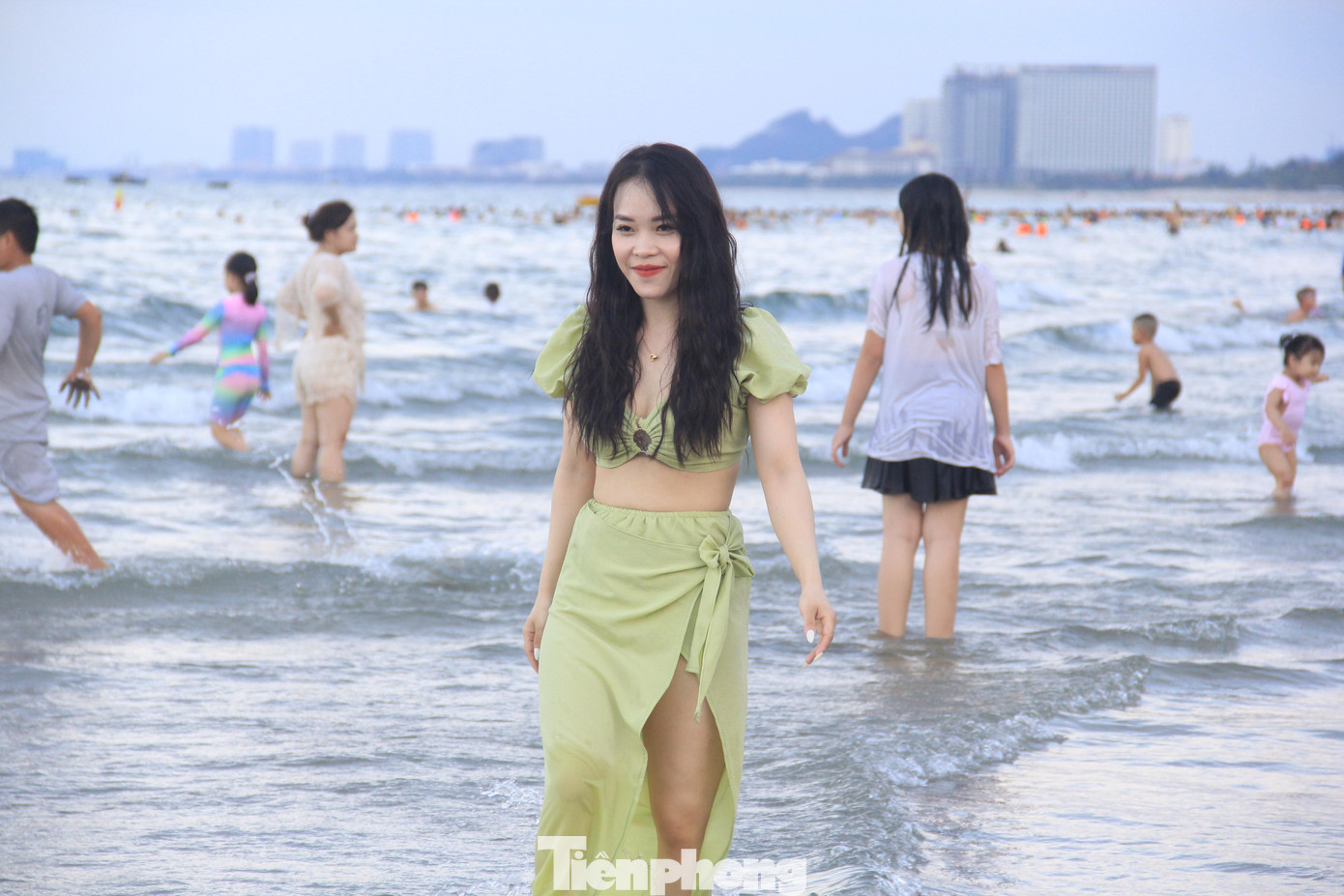 Bãi biển Đà Nẵng không chỉ để tắm và vui chơi đơn thuần mà còn có nhiều dịch vụ vào chiều tối như massage trên biển, chiếu phim....