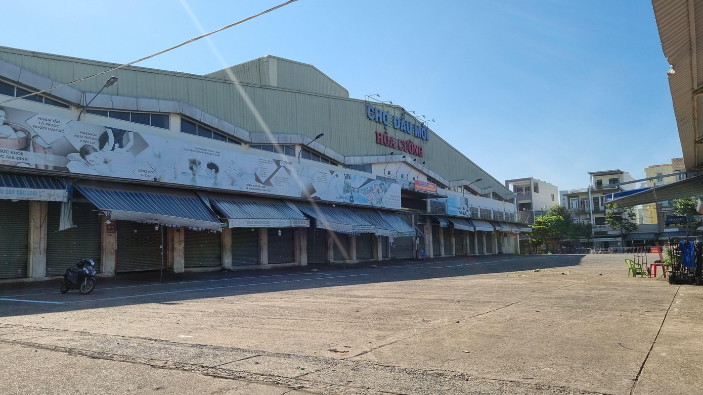 Sau thời gian 7 ngày khôi phục lại hoạt động khu bán sỉ, Sở Công thương sẽ phối hợp với địa phương, các ngành liên quan đánh giá lại toàn bộ hoạt động, công tác phòng chống dịch; căn cứ vào tình hình diễn biến dịch bệnh trên địa bàn thành phố để chỉ đạo triển khai các bước tiếp theo của phương án như: tăng thêm quy mô hoạt động của chợ bán sỉ, tổ chức hoạt động khu bán lẻ nhưng công tác kiểm tra, giám sát phòng chống dịch phải được tăng cường, ưu tiên hàng đầu. Ảnh Thanh Trần. Sau thời gian 7 ngày khôi phục lại hoạt động khu bán sỉ, Sở Công thương sẽ phối hợp với địa phương, các ngành liên quan đánh giá lại toàn bộ hoạt động, công tác phòng chống dịch; căn cứ vào tình hình diễn biến dịch bệnh trên địa bàn thành phố để chỉ đạo triển khai các bước tiếp theo của phương án như: tăng thêm quy mô hoạt động của chợ bán sỉ, tổ chức hoạt động khu bán lẻ nhưng công tác kiểm tra, giám sát phòng chống dịch phải được tăng cường, ưu tiên hàng đầu. Ảnh Thanh Trần.