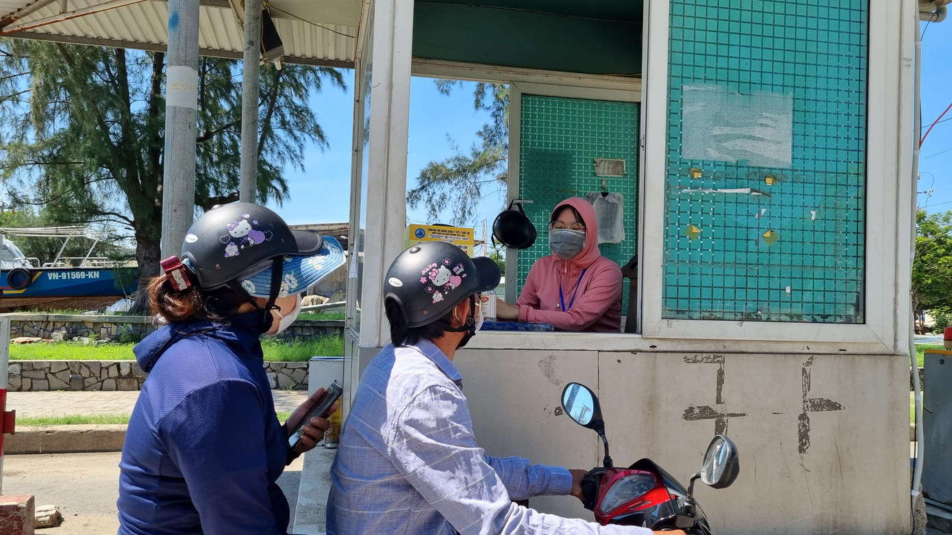 Theo ghi nhận, dù được mở cửa nhưng chưa có xe vào cảng bốc dỡ hàng hóa, chủ yếu là người dân đến hỏi các thủ tục để được vào cảng.