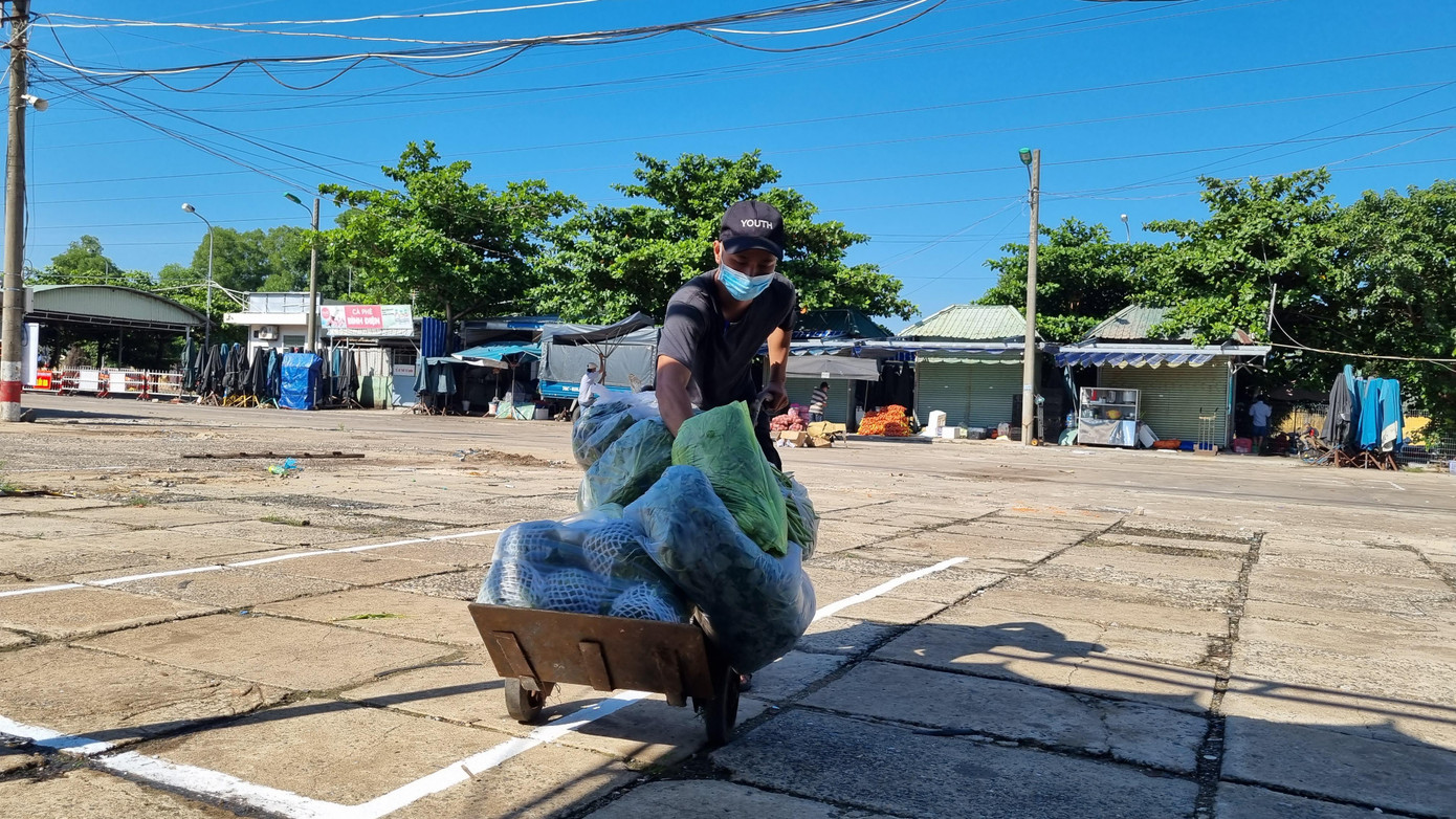 Có khoảng 150 người làm việc tại chợ mỗi ngày. Trong đó có 10 hộ bán sỉ trái cây, rau hành; 30 người giúp việc của hộ kinh doanh; 10 xe tải lớn đi theo luồng xanh vào chợ nhập hàng; 17 xe tải nhỏ xuất hàng đi các điểm phân phối; lực lượng ban quản lý chợ và nhân viên vệ sinh, môi trường). Có khoảng 150 người làm việc tại chợ mỗi ngày. Trong đó có 10 hộ bán sỉ trái cây, rau hành; 30 người giúp việc của hộ kinh doanh; 10 xe tải lớn đi theo luồng xanh vào chợ nhập hàng; 17 xe tải nhỏ xuất hàng đi các điểm phân phối; lực lượng ban quản lý chợ và nhân viên vệ sinh, môi trường).