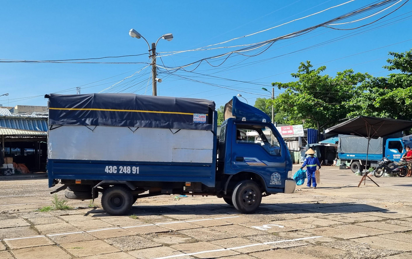 Lái xe, người đi cùng trên xe ngoại tỉnh ngồi trong cabin xe, không tiếp xúc người bên ngoài, không bàn giao cho đội bốc xếp các đơn hàng bằng chứng từ giấy mà chuyển thông tin đơn hàng qua zalo hoặc thiết bị điện tử khác. Lái xe, người đi cùng trên xe ngoại tỉnh ngồi trong cabin xe, không tiếp xúc người bên ngoài, không bàn giao cho đội bốc xếp các đơn hàng bằng chứng từ giấy mà chuyển thông tin đơn hàng qua zalo hoặc thiết bị điện tử khác.