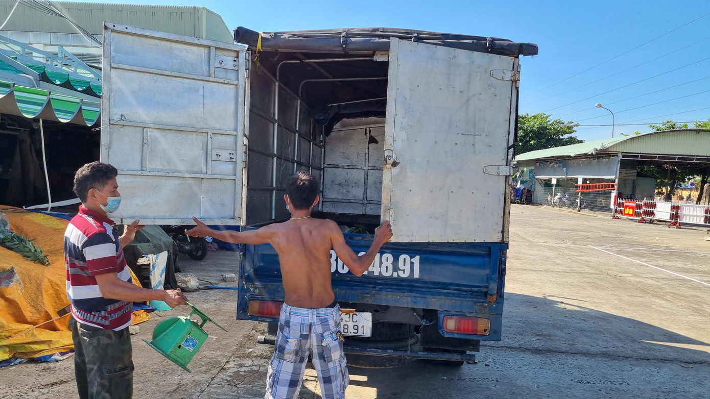 Những người tham gia hoạt động tại chợ phải được tiêm ít nhất 1 mũi vắc xin phòng chống COVID-19, tuân thủ các quy định 5K. Những người tham gia hoạt động tại chợ phải được tiêm ít nhất 1 mũi vắc xin phòng chống COVID-19, tuân thủ các quy định 5K.