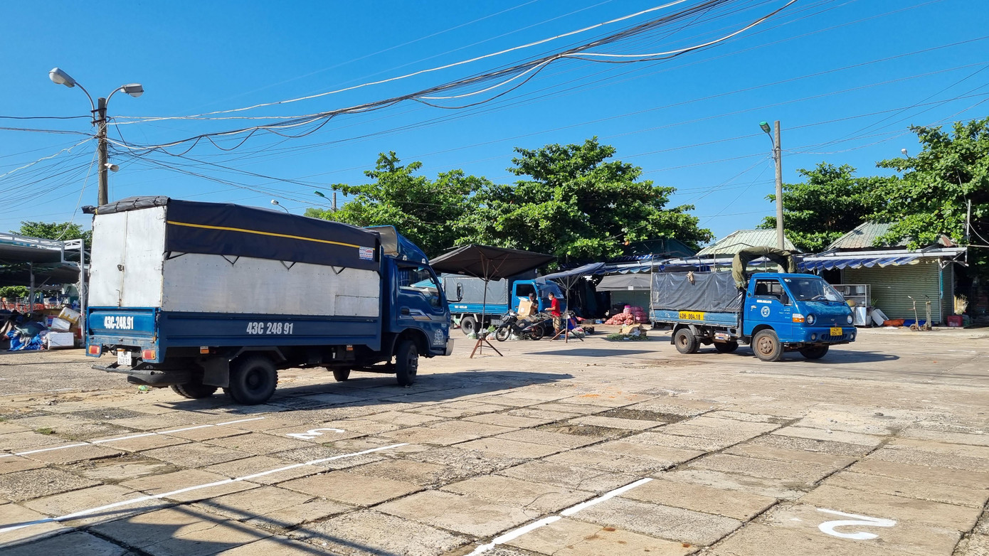 Hàng hóa sẽ được các xe tải nhỏ vận chuyển ra khỏi chợ, đến các điểm phân phối trên địa bàn thành phố (các chợ truyền thống, siêu thị, bếp ăn tập thể,...). - Ảnh Thanh Trần. Hàng hóa sẽ được các xe tải nhỏ vận chuyển ra khỏi chợ, đến các điểm phân phối trên địa bàn thành phố (các chợ truyền thống, siêu thị, bếp ăn tập thể,...). - Ảnh Thanh Trần.