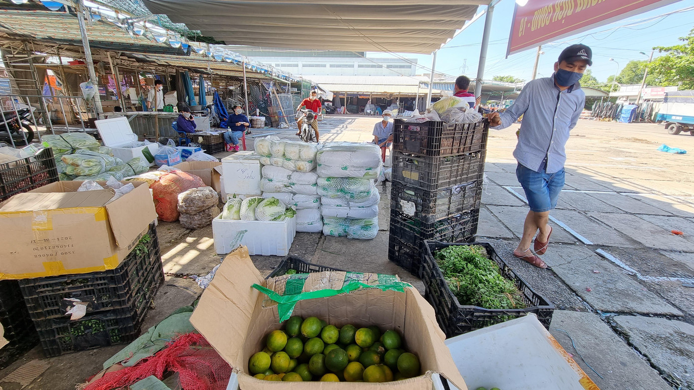Trong 7 ngày mở lại, chợ triển khai hoạt động đối với khu vực bán sỉ từ 2h-7h, kết thúc lúc 9h hàng ngày theo phương thức tổ chức điểm trung chuyển hàng hóa tại sân chợ. Trong 7 ngày mở lại, chợ triển khai hoạt động đối với khu vực bán sỉ từ 2h-7h, kết thúc lúc 9h hàng ngày theo phương thức tổ chức điểm trung chuyển hàng hóa tại sân chợ.