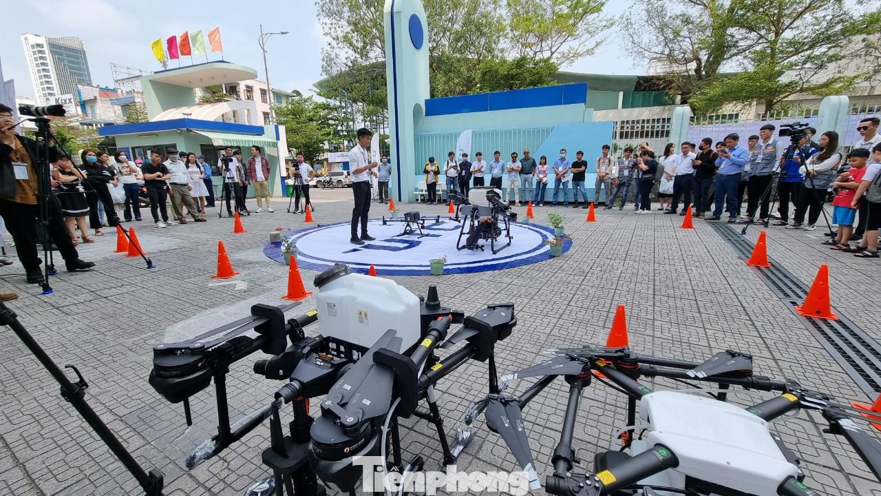 Giới thiệu mô hình máy bay không người lái tại ĐH Đà Nẵng. Ảnh: Thanh Trần.