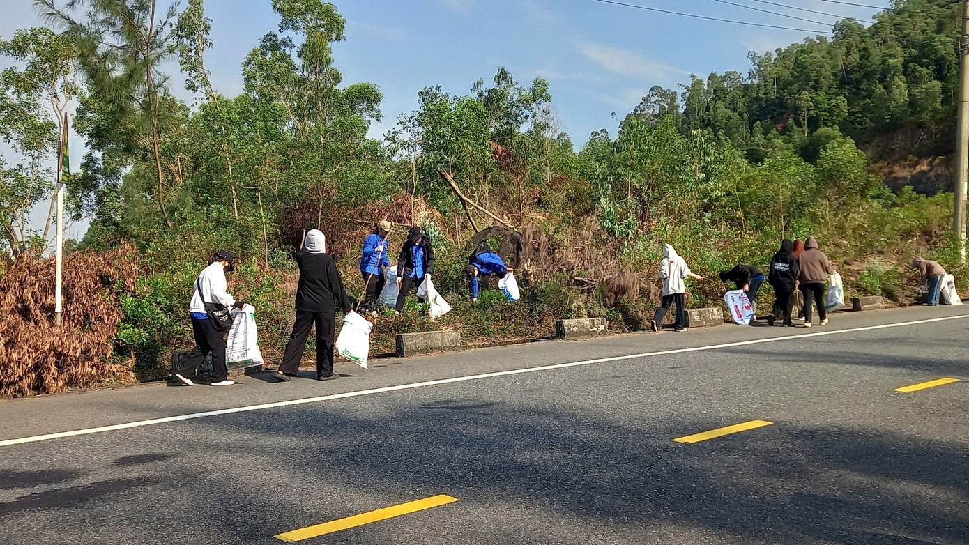 Hàng trăm bạn trẻ kéo lên tuyến đường lên chùa Linh Ứng thu gom rác. Đây là mái nhà của những đàn voọc chà vá chân nâu - nữ hoàng linh trưởng. Mỗi ngày có cả ngàn lượt khách lên tham quan bán đảo Sơn Trà. Hàng trăm bạn trẻ kéo lên tuyến đường lên chùa Linh Ứng thu gom rác. Đây là mái nhà của những đàn voọc chà vá chân nâu - nữ hoàng linh trưởng. Mỗi ngày có cả ngàn lượt khách lên tham quan bán đảo Sơn Trà.