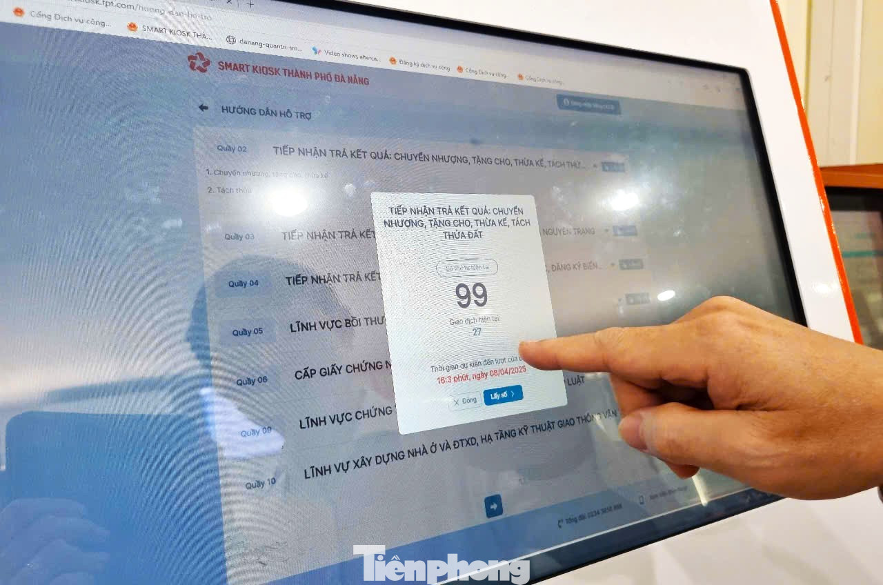 Lúc 10h, một quầy tiếp nhận hồ sơ đất đai đã có 99 lượt bấm số. Trong khi số lượng hồ sơ giải quyết chưa tới 1/3. Ông Lê Ngọc Nhất, Phó Chánh Văn phòng UBND quận Ngũ Hành Sơn cho hay, sau chủ trương bỏ cấp quận huyện, sáp nhập tỉnh thành, tình hình giao dịch bất động sản trên địa bàn giáp ranh giữa Đà Nẵng và Quảng Nam này sôi động hơn. Nửa tháng qua nhu cầu giải quyết thủ tục đất đai tăng vọt, mỗi ngày số thứ tự lên tới 400. Lúc 10h, một quầy tiếp nhận hồ sơ đất đai đã có 99 lượt bấm số. Trong khi số lượng hồ sơ giải quyết chưa tới 1/3. Ông Lê Ngọc Nhất, Phó Chánh Văn phòng UBND quận Ngũ Hành Sơn cho hay, sau chủ trương bỏ cấp quận huyện, sáp nhập tỉnh thành, tình hình giao dịch bất động sản trên địa bàn giáp ranh giữa Đà Nẵng và Quảng Nam này sôi động hơn. Nửa tháng qua nhu cầu giải quyết thủ tục đất đai tăng vọt, mỗi ngày số thứ tự lên tới 400.