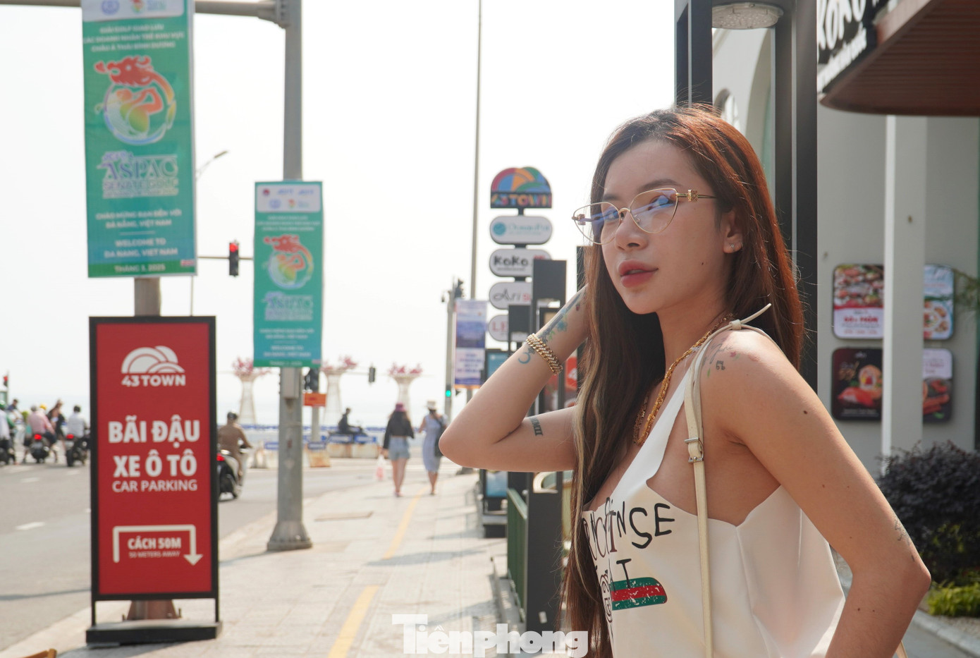 Khung cảnh hàng quán, bảng hiệu nhiều màu sắc nhẹ nhàng nối tiếp khiến đoạn đường tươi mới, đẹp mắt. Khung cảnh hàng quán, bảng hiệu nhiều màu sắc nhẹ nhàng nối tiếp khiến đoạn đường tươi mới, đẹp mắt.