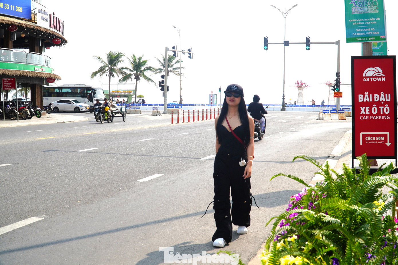 Các hàng quán mới mẻ nối tiếp với tông màu nhẹ nhàng khiến các bạn trẻ thích thú, có cảm giác như đang ở một con phố của Hàn Quốc. "Ở đây có rất nhiều bối cảnh để chụp ảnh, ở cuối đường, các cột đèn, trước các quầy hàng, góc nào cũng đẹp. Trước khi tới Đà Nẵng mình đã xem "rì viu" những điểm "sống ảo" đẹp và biết đoạn cuối đường Nguyễn Văn Thoại. Mình chọn đi từ sáng sớm để bớt xe", Ngọc Anh (22 tuổi, du khách Hà Nội) chia sẻ. Các hàng quán mới mẻ nối tiếp với tông màu nhẹ nhàng khiến các bạn trẻ thích thú, có cảm giác như đang ở một con phố của Hàn Quốc. "Ở đây có rất nhiều bối cảnh để chụp ảnh, ở cuối đường, các cột đèn, trước các quầy hàng, góc nào cũng đẹp. Trước khi tới Đà Nẵng mình đã xem "rì viu" những điểm "sống ảo" đẹp và biết đoạn cuối đường Nguyễn Văn Thoại. Mình chọn đi từ sáng sớm để bớt xe", Ngọc Anh (22 tuổi, du khách Hà Nội) chia sẻ.