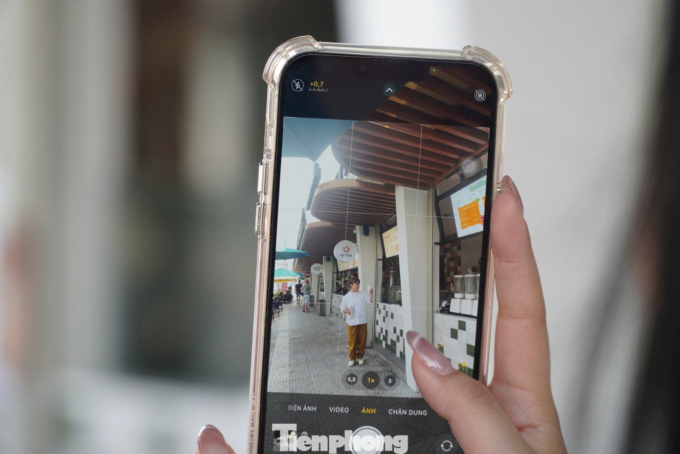 Những tay máy gen Z đổ về tuyến đường này đông nhất vào buổi sáng sớm và buổi chiều. Diệu Nhi (26 tuổi, Đăk Lăk) cho biết đang ở một khách sạn gần khu phố du lịch gần đường Nguyễn Văn Thoại. Trong khi dạo bộ thì Nhi phát hiện đoạn đường này quá dễ thương nên đã cùng nhóm bạn chụp rất nhiều ảnh. Những tay máy gen Z đổ về tuyến đường này đông nhất vào buổi sáng sớm và buổi chiều. Diệu Nhi (26 tuổi, Đăk Lăk) cho biết đang ở một khách sạn gần khu phố du lịch gần đường Nguyễn Văn Thoại. Trong khi dạo bộ thì Nhi phát hiện đoạn đường này quá dễ thương nên đã cùng nhóm bạn chụp rất nhiều ảnh.