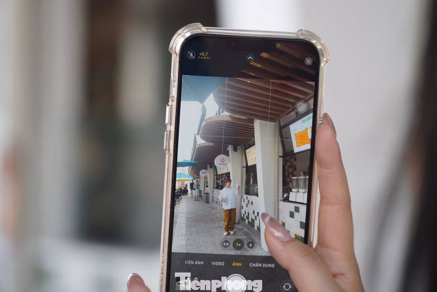 Những tay máy gen Z đổ về tuyến đường này đông nhất vào buổi sáng sớm và buổi chiều. Diệu Nhi (26 tuổi, Đăk Lăk) cho biết đang ở một khách sạn gần khu phố du lịch gần đường Nguyễn Văn Thoại. Trong khi dạo bộ thì Nhi phát hiện đoạn đường này quá dễ thương nên đã cùng nhóm bạn chụp rất nhiều ảnh.