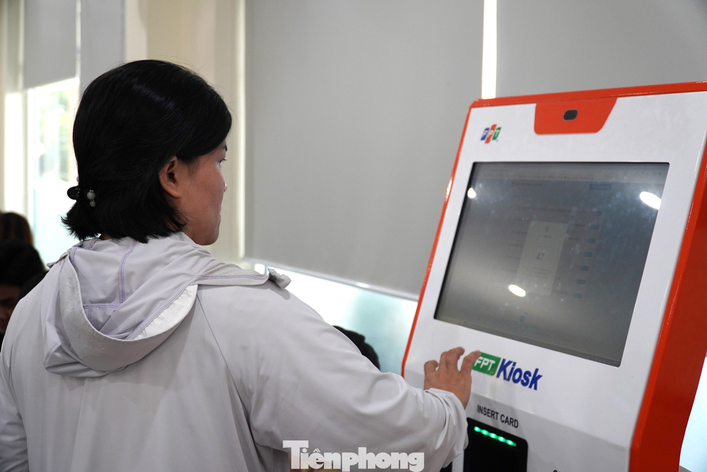 Để tránh tình trạng số thứ tự ảo, một người bấm một lần nhiều số “xí phần” cho người quen, bảo vệ sẽ nhắc nhở mỗi người chỉ được lấy một số thứ tự. Để tránh tình trạng số thứ tự ảo, một người bấm một lần nhiều số “xí phần” cho người quen, bảo vệ sẽ nhắc nhở mỗi người chỉ được lấy một số thứ tự.