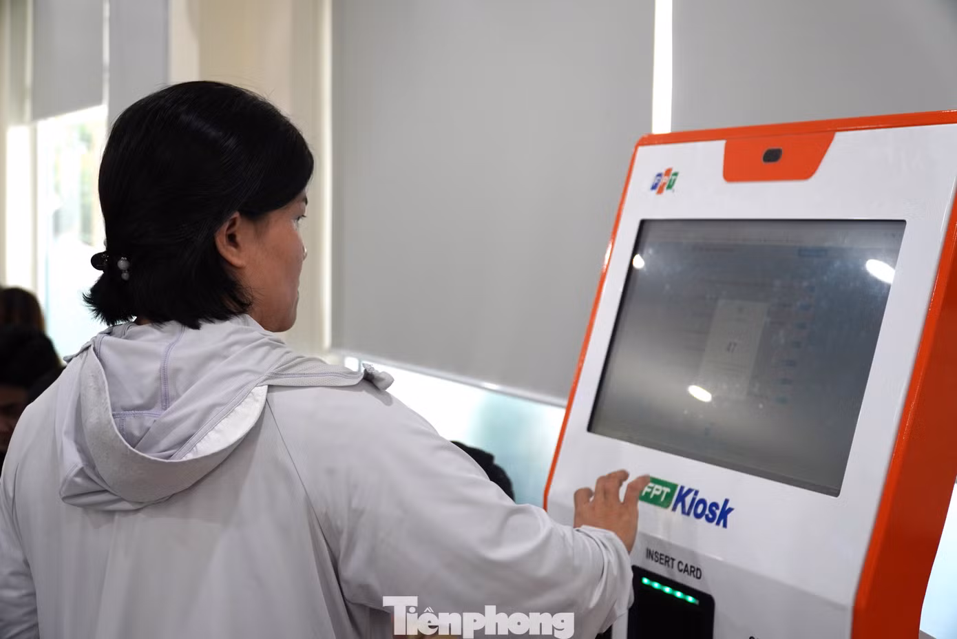 Để tránh tình trạng số thứ tự ảo, một người bấm một lần nhiều số “xí phần” cho người quen, bảo vệ sẽ nhắc nhở mỗi người chỉ được lấy một số thứ tự.