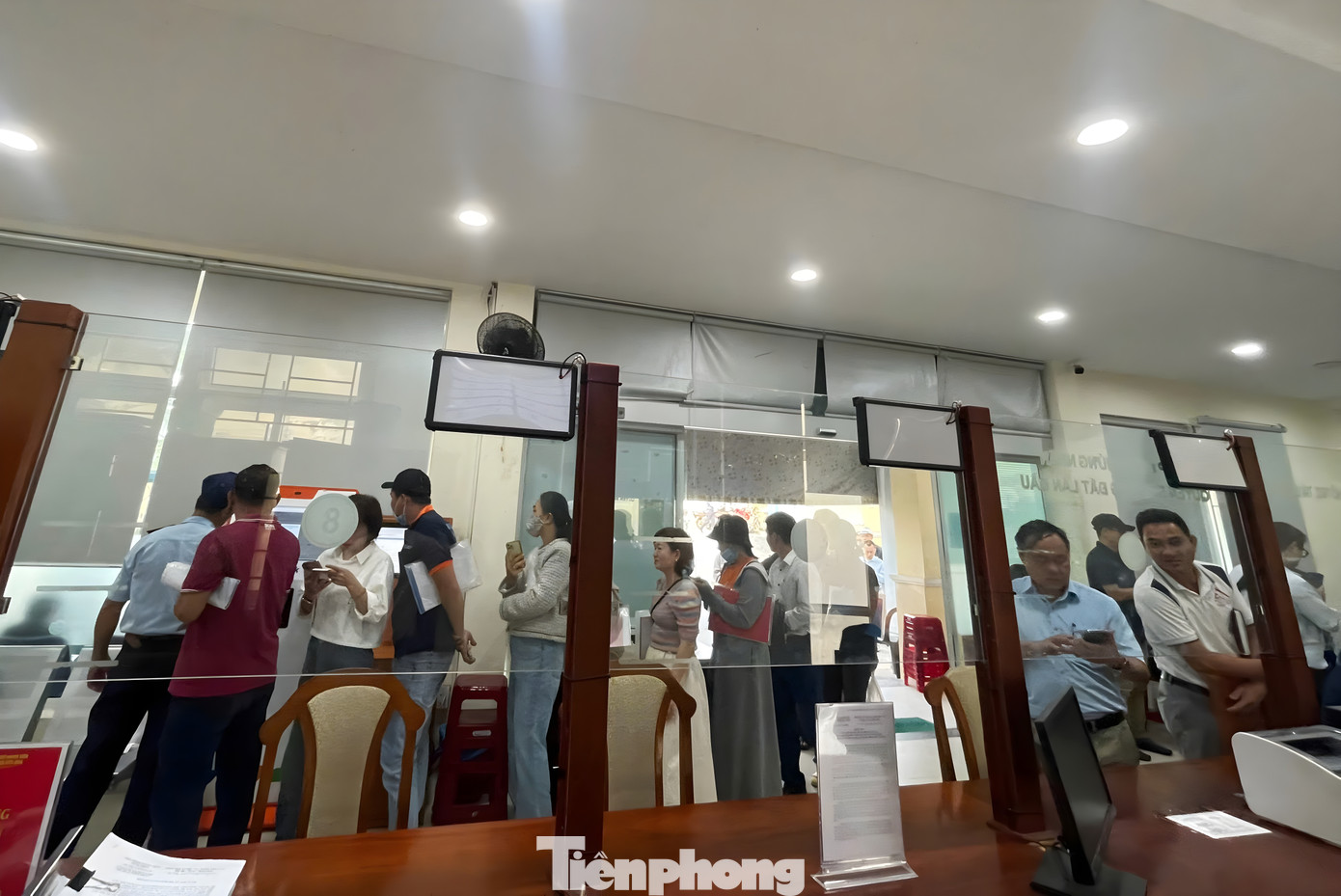 Người dân cũng phải xếp hàng để lấy số thứ tự. Nhiều thời điểm quá đông, bảo vệ sẽ bấm số phát để tránh cảnh chen chúc, lộn xộn. Người dân cũng phải xếp hàng để lấy số thứ tự. Nhiều thời điểm quá đông, bảo vệ sẽ bấm số phát để tránh cảnh chen chúc, lộn xộn.