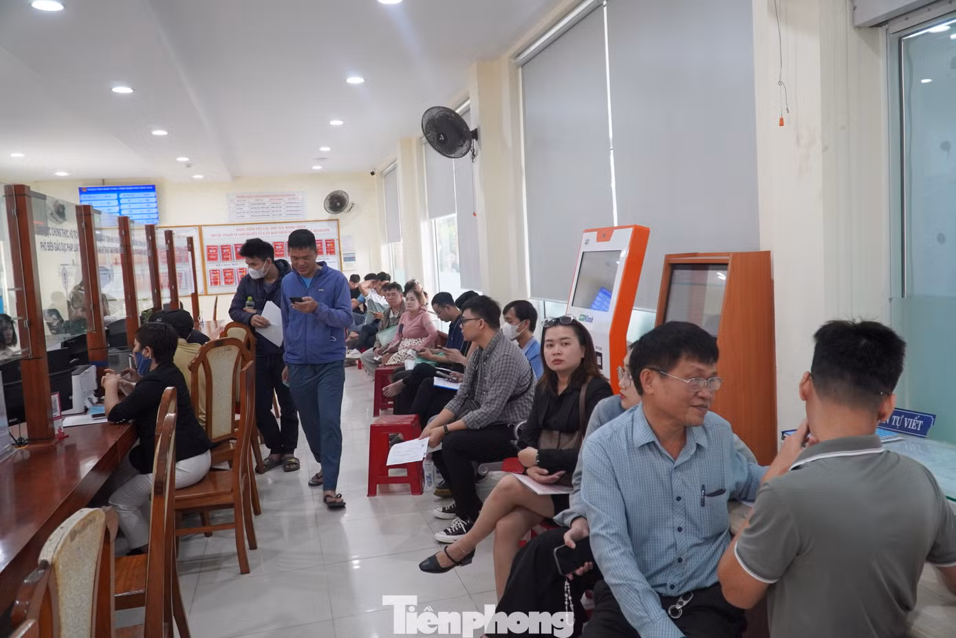 Theo UBND quận Ngũ Hành Sơn, hồ sơ đất đai tăng kéo theo các lĩnh vực cấp phép xây dựng, đăng ký kinh doanh cũng tăng cao.