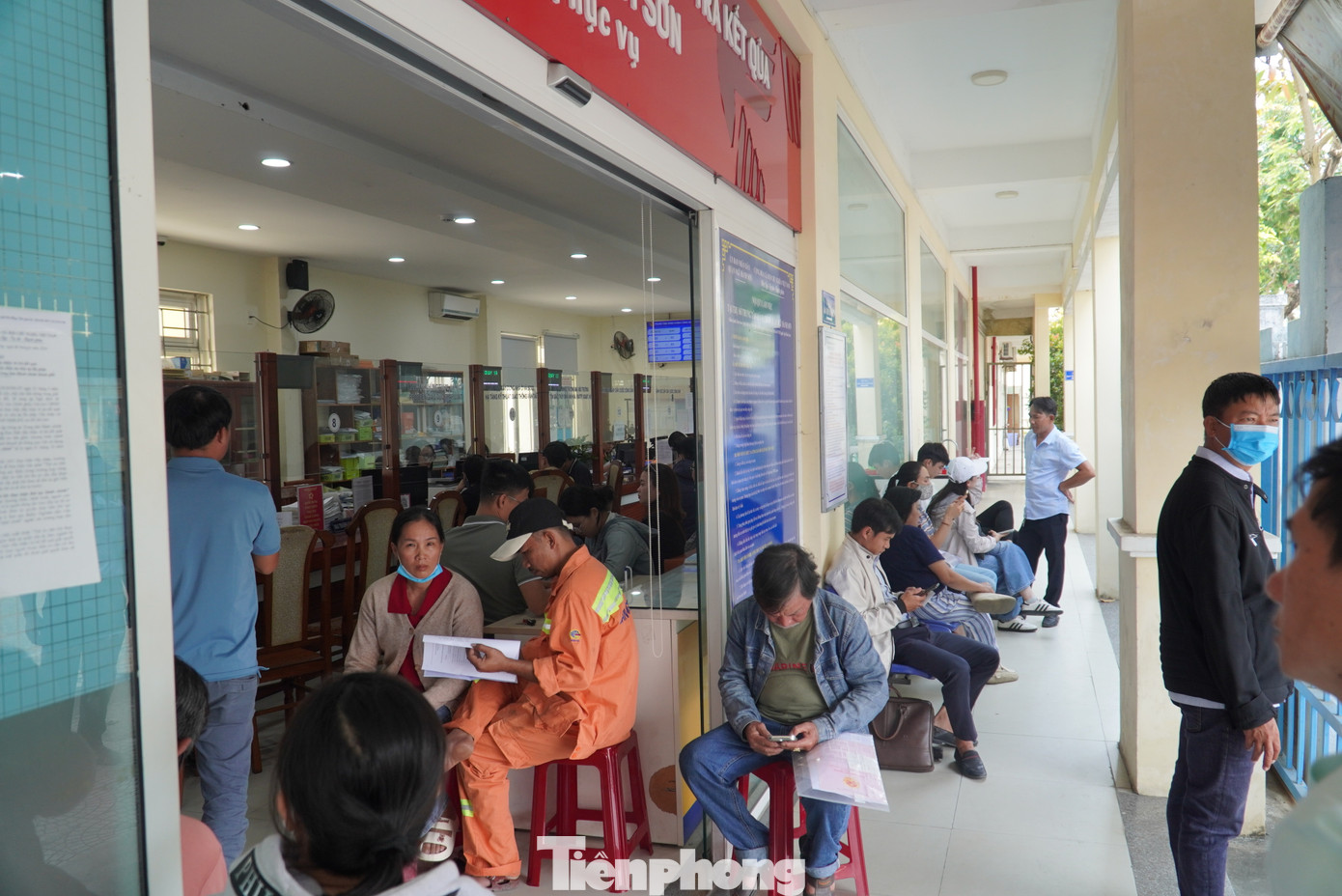 Bộ phận một cửa tấp nập người tới làm thủ tục đất đai, ngồi kín các dãy ghế chờ trong nhà, ngoài hành lang. "Hơn 7g30 tôi bấm số thứ tự 36, đợi gần 3 tiếng vẫn chưa được gọi tên”, ông H. (quận Ngũ Hành Sơn) mệt mỏi. Bộ phận một cửa tấp nập người tới làm thủ tục đất đai, ngồi kín các dãy ghế chờ trong nhà, ngoài hành lang. "Hơn 7g30 tôi bấm số thứ tự 36, đợi gần 3 tiếng vẫn chưa được gọi tên”, ông H. (quận Ngũ Hành Sơn) mệt mỏi.
