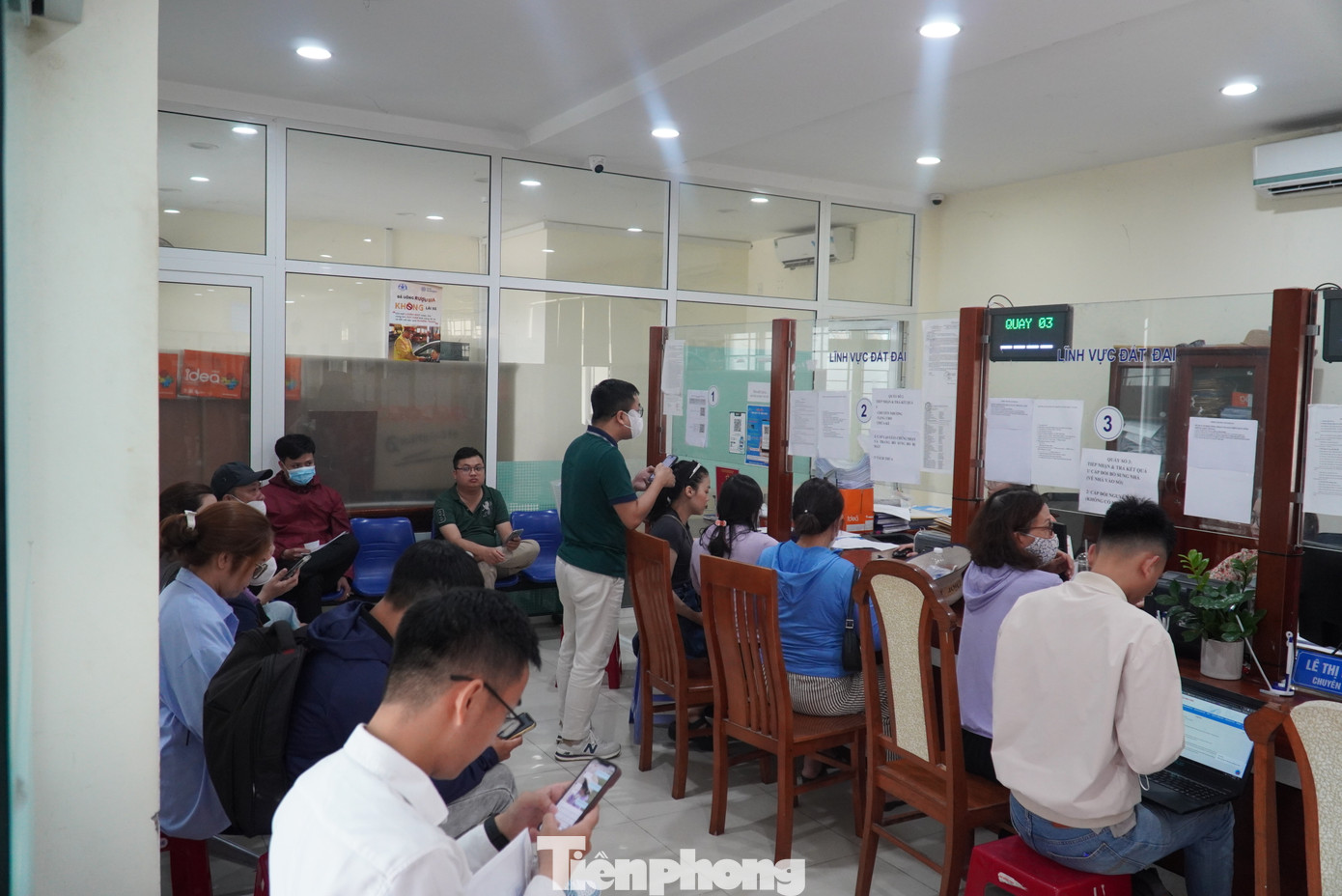 Mới sáng sớm, các quầy nộp hồ sơ lĩnh vực đất đai đã kín ken người. Anh N.H. (quận Ngũ Hành Sơn) cho hay lần trước anh đã lên lấy số một lần nhưng vì quá đông, thủ tục không giải quyết hết trong ngày được nên đành ra về. “Lần này tôi cố tình đi thật sớm mà vẫn đông. Chắc đến chiều mới tới lượt mình”, anh nói. Ảnh: Thanh Hiền. Mới sáng sớm, các quầy nộp hồ sơ lĩnh vực đất đai đã kín ken người. Anh N.H. (quận Ngũ Hành Sơn) cho hay lần trước anh đã lên lấy số một lần nhưng vì quá đông, thủ tục không giải quyết hết trong ngày được nên đành ra về. “Lần này tôi cố tình đi thật sớm mà vẫn đông. Chắc đến chiều mới tới lượt mình”, anh nói. Ảnh: Thanh Hiền.