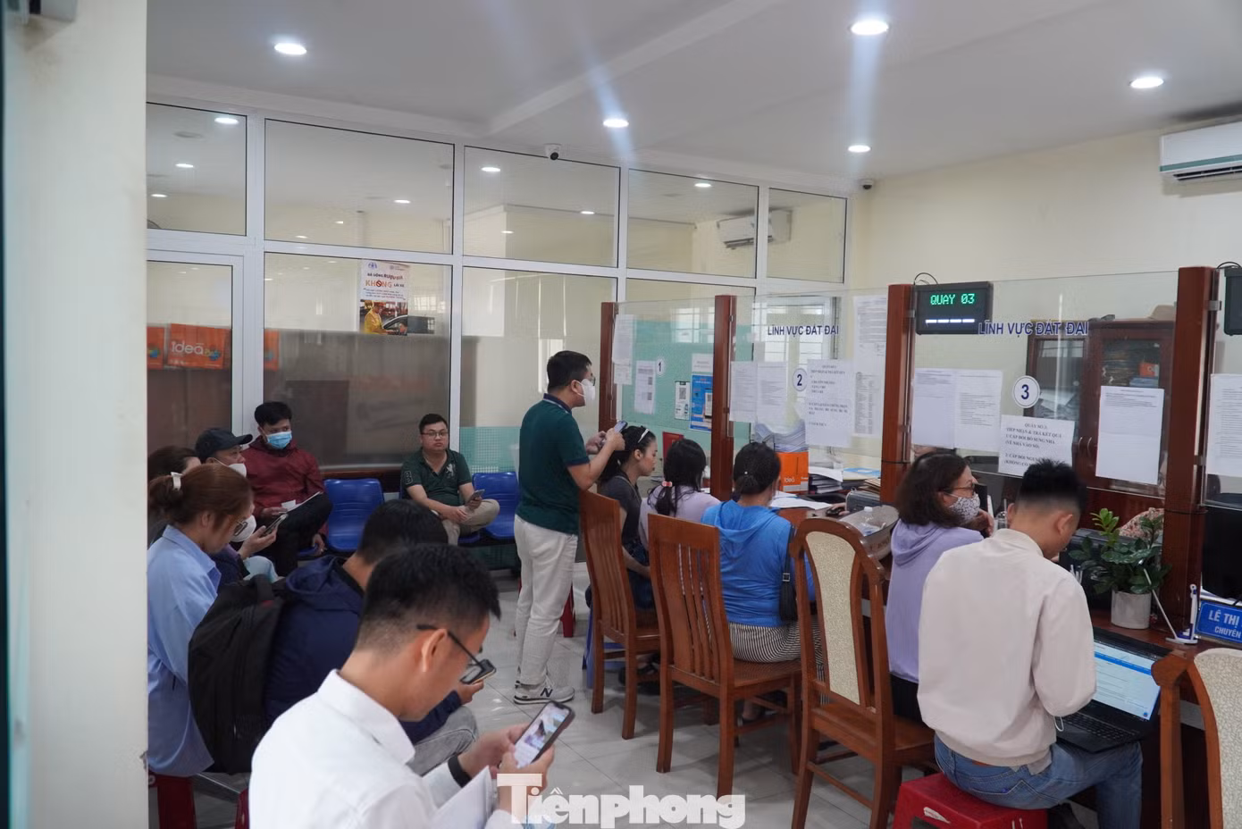 Mới sáng sớm, các quầy nộp hồ sơ lĩnh vực đất đai đã kín ken người. Anh N.H. (quận Ngũ Hành Sơn) cho hay lần trước anh đã lên lấy số một lần nhưng vì quá đông, thủ tục không giải quyết hết trong ngày được nên đành ra về. “Lần này tôi cố tình đi thật sớm mà vẫn đông. Chắc đến chiều mới tới lượt mình”, anh nói. Ảnh: Thanh Hiền.
