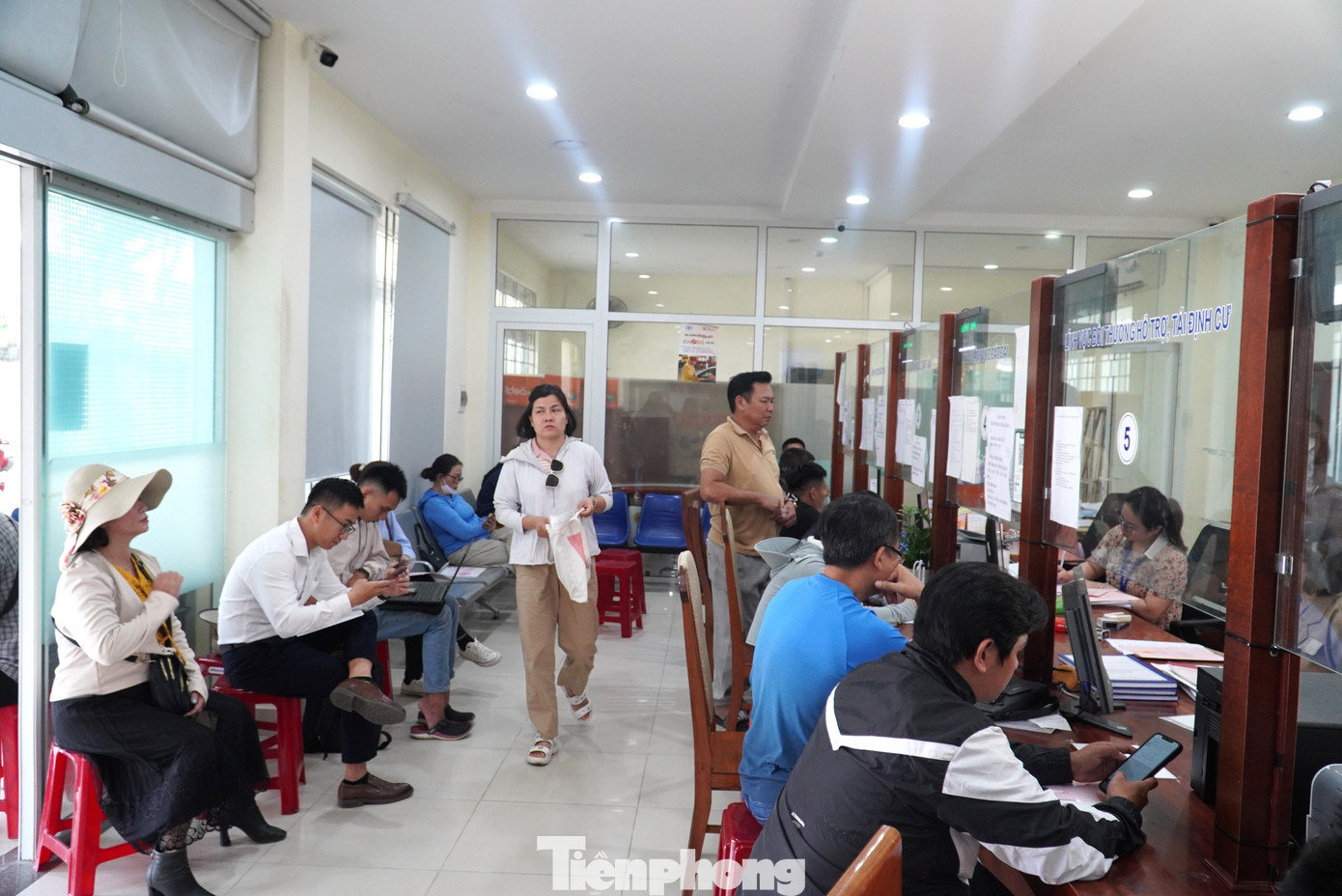 Bộ phận một cửa tấp nập người tới làm thủ tục đất đai, ngồi kín các dãy ghế chờ trong nhà, ngoài hành lang. "Hơn 7g30 tôi bấm số thứ tự 36, đợi gần 3 tiếng vẫn chưa được gọi tên”, ông H. (quận Ngũ Hành Sơn) mệt mỏi. Bộ phận một cửa tấp nập người tới làm thủ tục đất đai, ngồi kín các dãy ghế chờ trong nhà, ngoài hành lang. "Hơn 7g30 tôi bấm số thứ tự 36, đợi gần 3 tiếng vẫn chưa được gọi tên”, ông H. (quận Ngũ Hành Sơn) mệt mỏi.