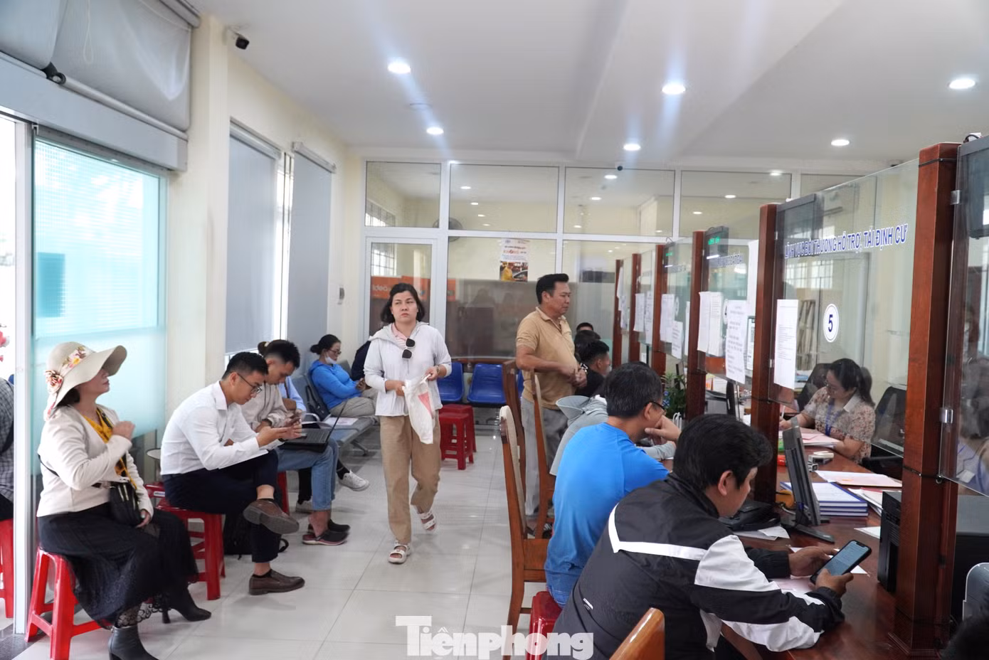 Bộ phận một cửa tấp nập người tới làm thủ tục đất đai, ngồi kín các dãy ghế chờ trong nhà, ngoài hành lang. "Hơn 7g30 tôi bấm số thứ tự 36, đợi gần 3 tiếng vẫn chưa được gọi tên”, ông H. (quận Ngũ Hành Sơn) mệt mỏi.