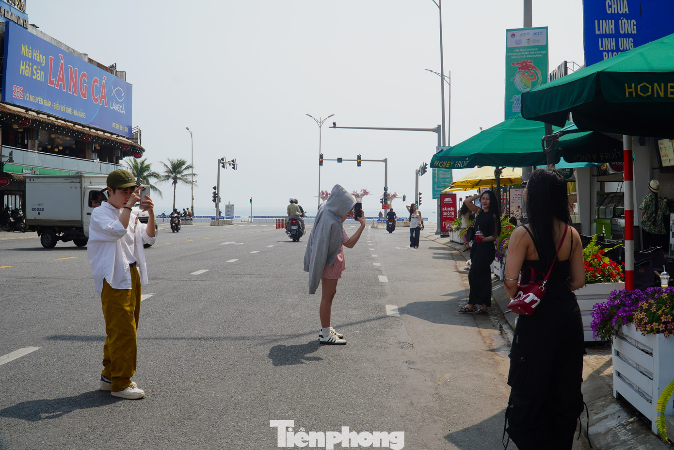 Tranh thủ buổi sáng khi còn ít xe, các bạn trẻ rủ nhau ra chụp ảnh với tuyến đường hun hút. Nhiều bạn trẻ người Đà Nẵng nhưng cũng ngạc nhiên vì khi lên ảnh, đường Nguyễn Văn Thoại thân quen đẹp lạ lùng, thậm chí khó nhận ra. Tranh thủ buổi sáng khi còn ít xe, các bạn trẻ rủ nhau ra chụp ảnh với tuyến đường hun hút. Nhiều bạn trẻ người Đà Nẵng nhưng cũng ngạc nhiên vì khi lên ảnh, đường Nguyễn Văn Thoại thân quen đẹp lạ lùng, thậm chí khó nhận ra.