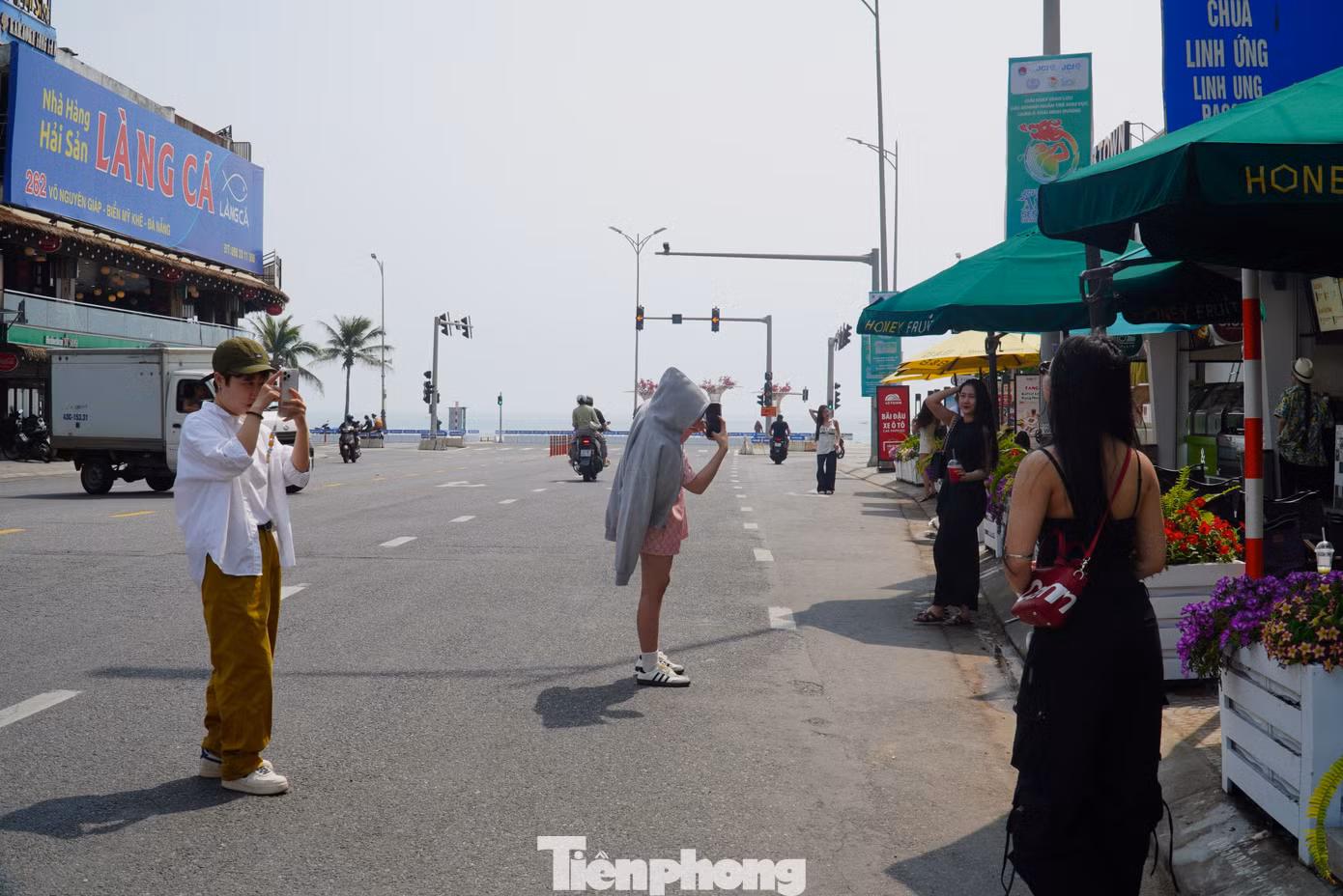 Tranh thủ buổi sáng khi còn ít xe, các bạn trẻ rủ nhau ra chụp ảnh với tuyến đường hun hút. Nhiều bạn trẻ người Đà Nẵng nhưng cũng ngạc nhiên vì khi lên ảnh, đường Nguyễn Văn Thoại thân quen đẹp lạ lùng, thậm chí khó nhận ra.